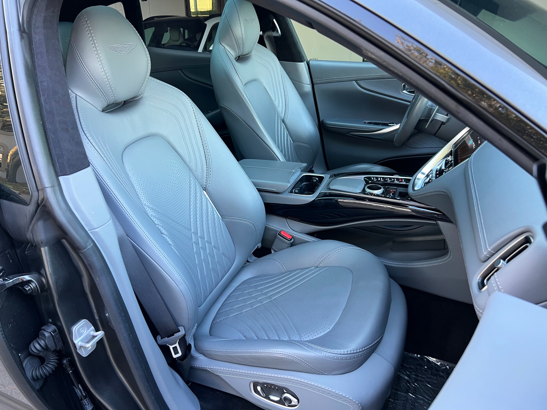 Used-2021-Aston-Martin-DBX