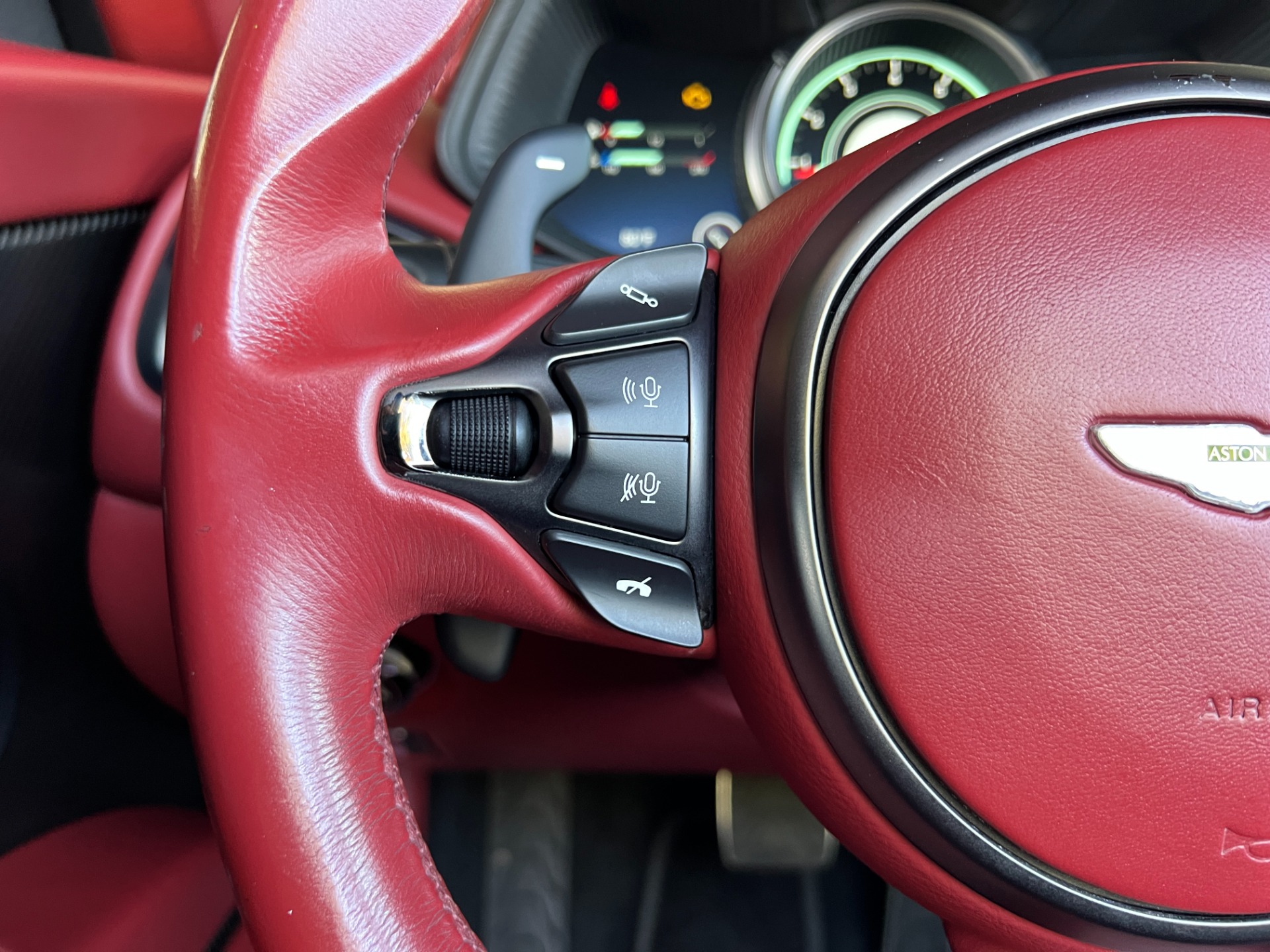 Used-2019-Aston-Martin-DB11-Volante