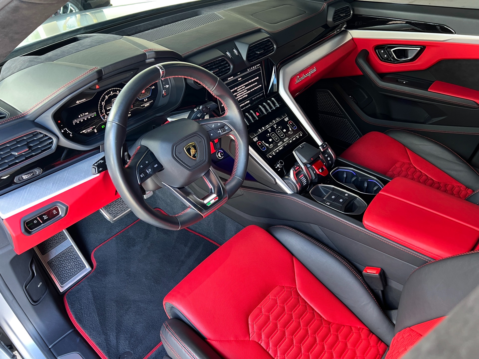 Used-2022-Lamborghini-Urus