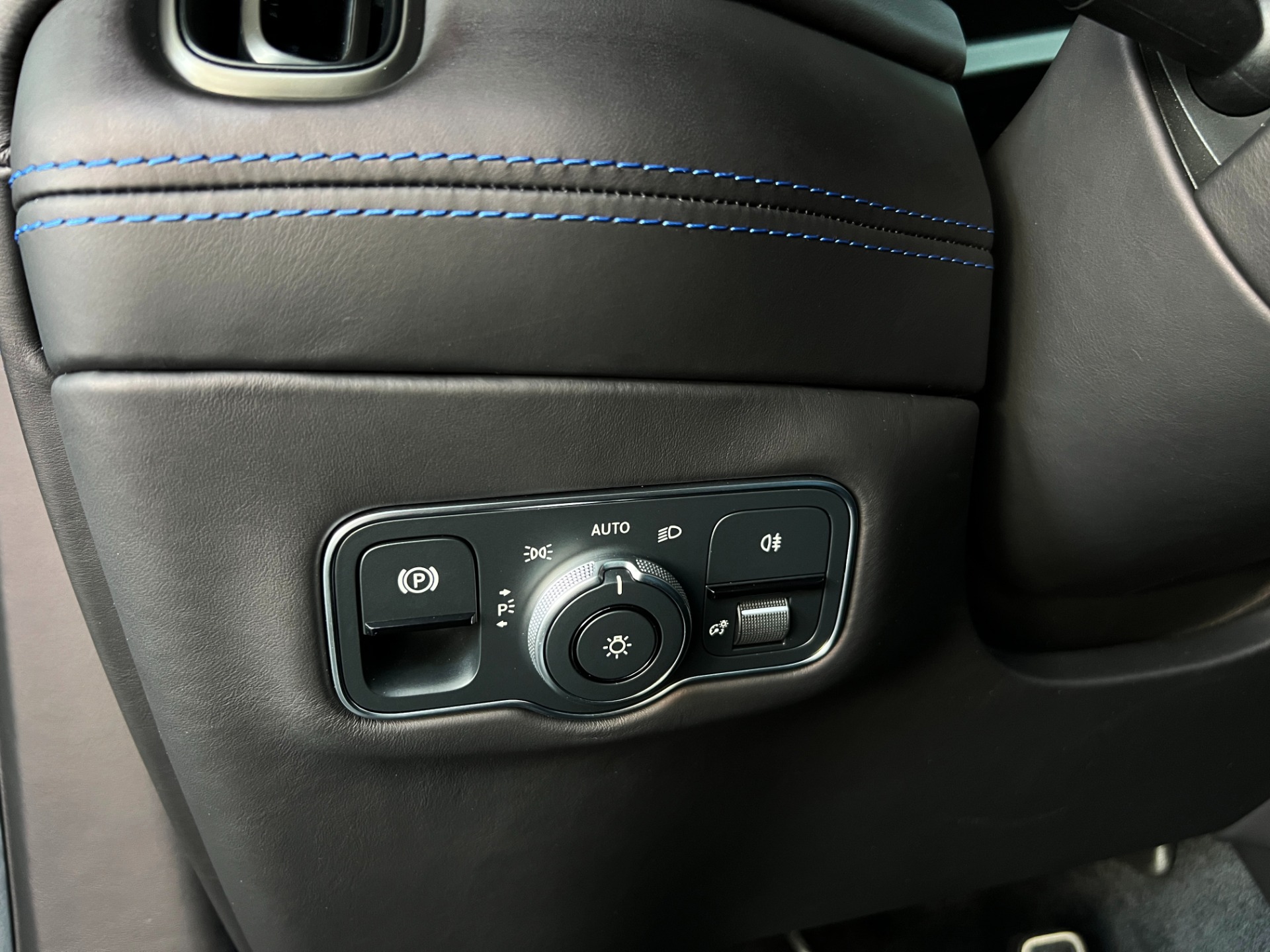 Used-2023-Aston-Martin-DBX-707