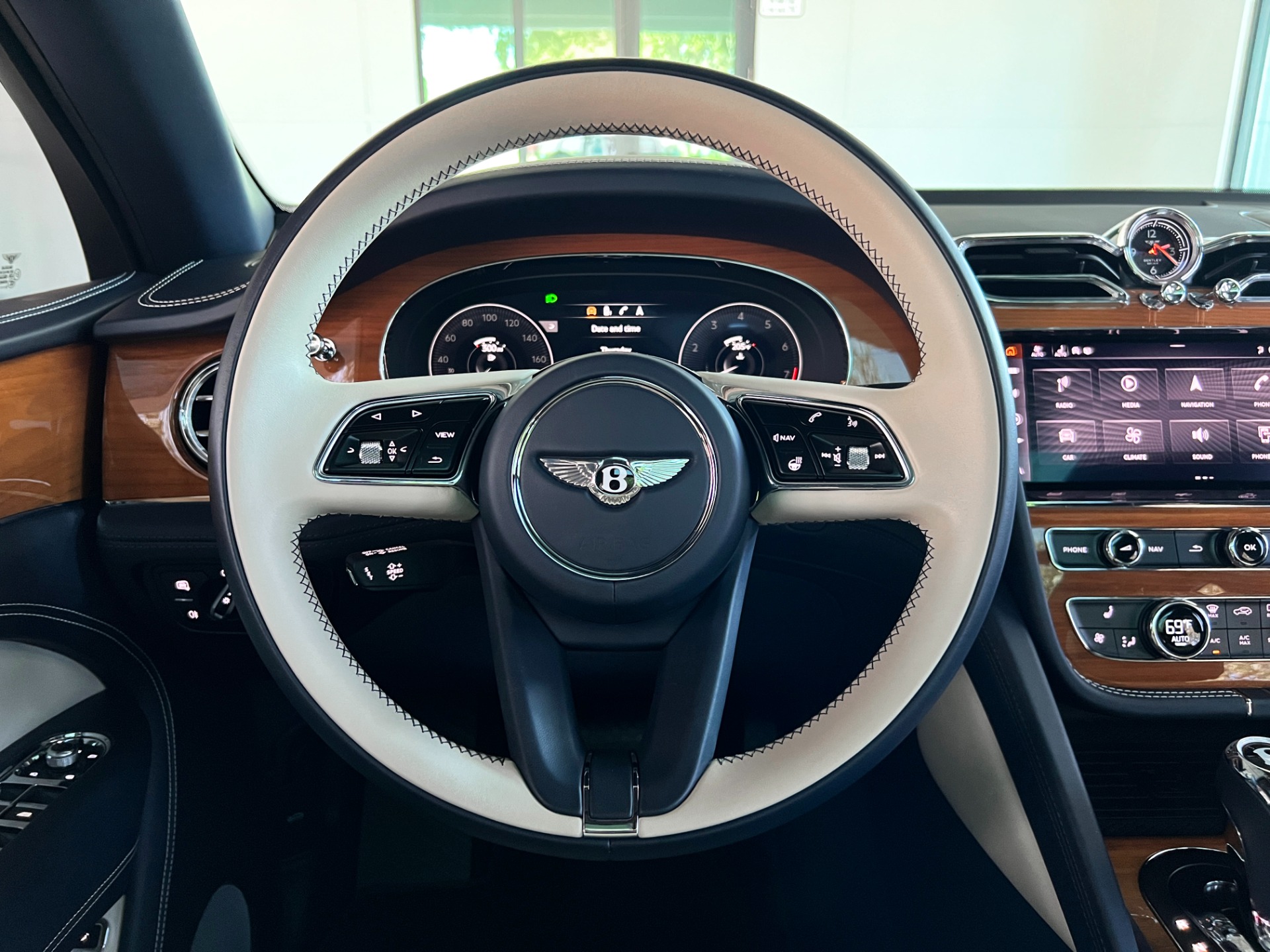 Used-2021-Bentley-Bentayga-V8