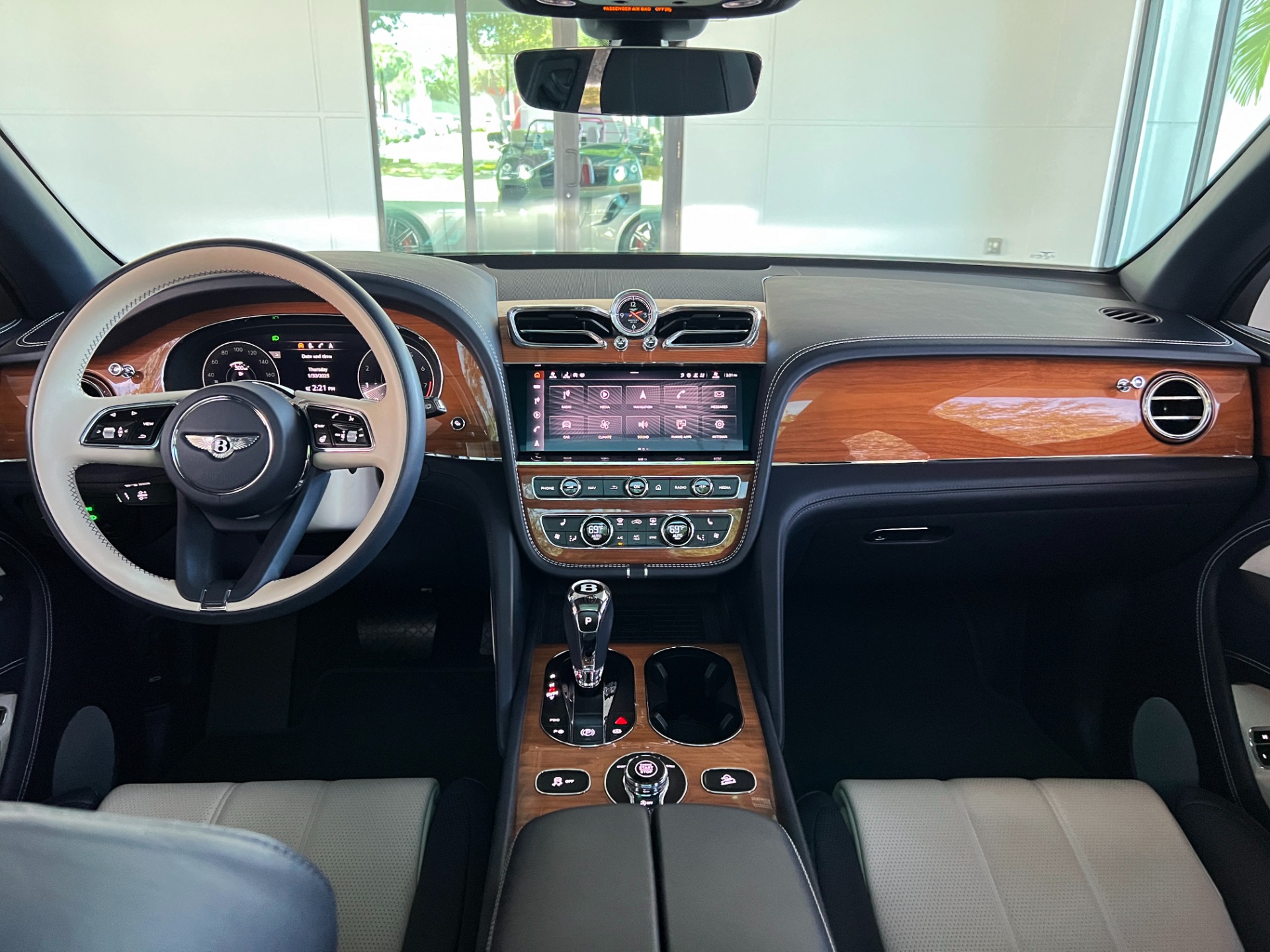 Used-2021-Bentley-Bentayga-V8