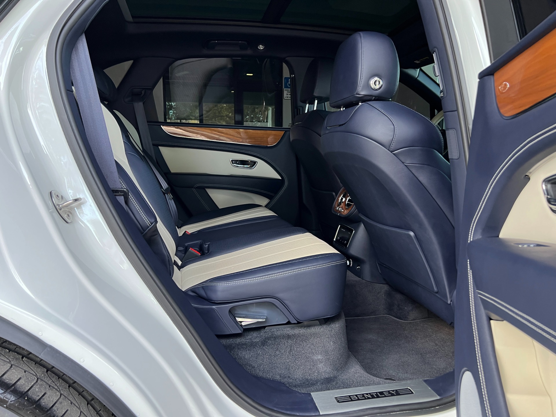 Used-2021-Bentley-Bentayga-V8