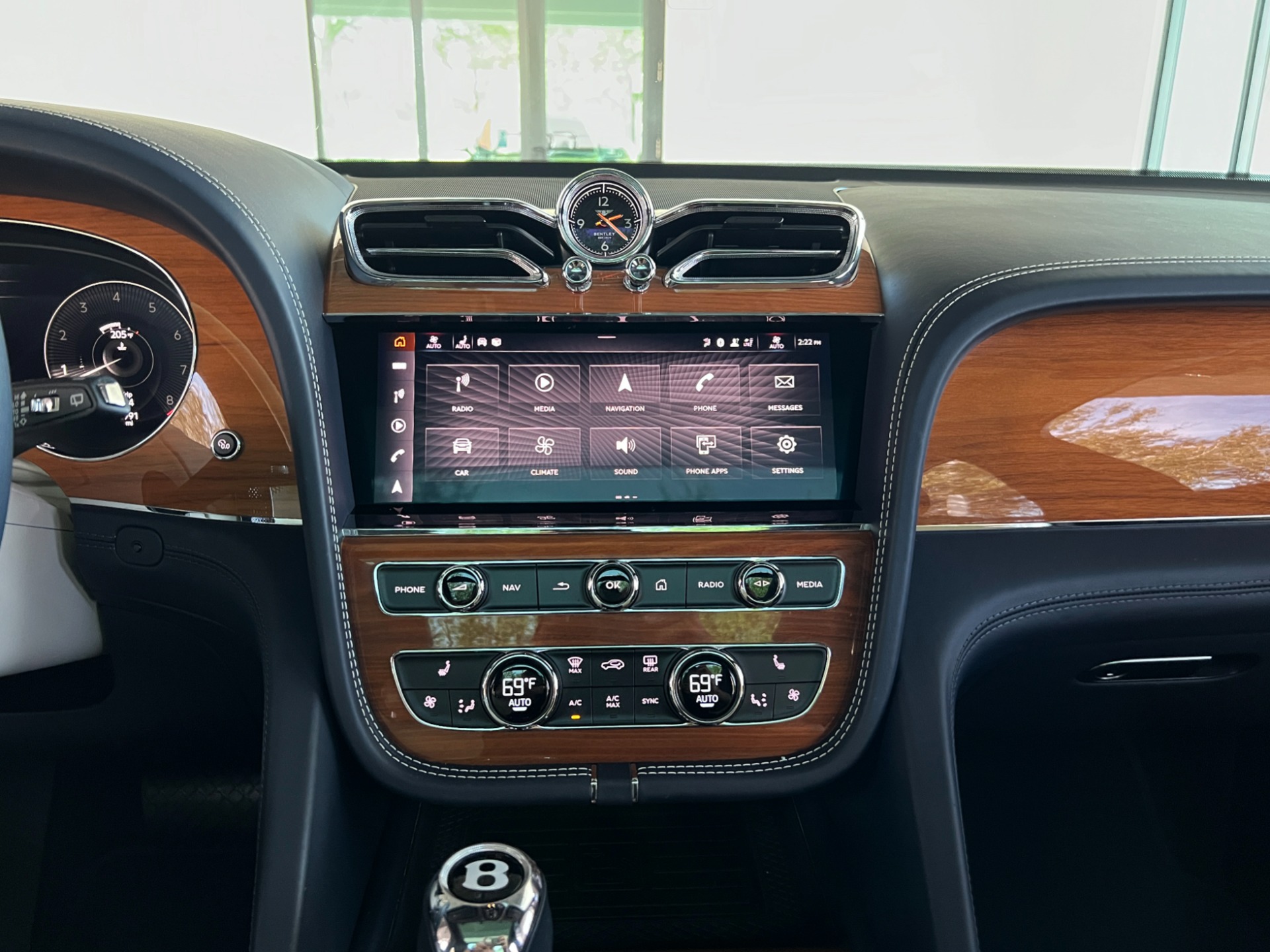 Used-2021-Bentley-Bentayga-V8