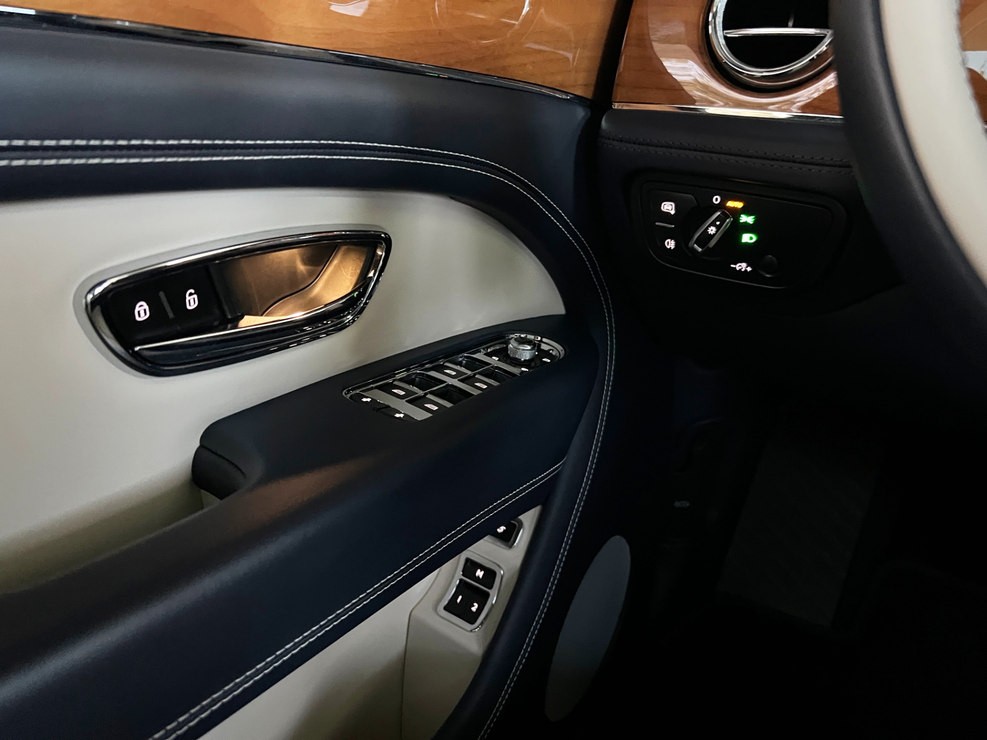 Used-2021-Bentley-Bentayga-V8