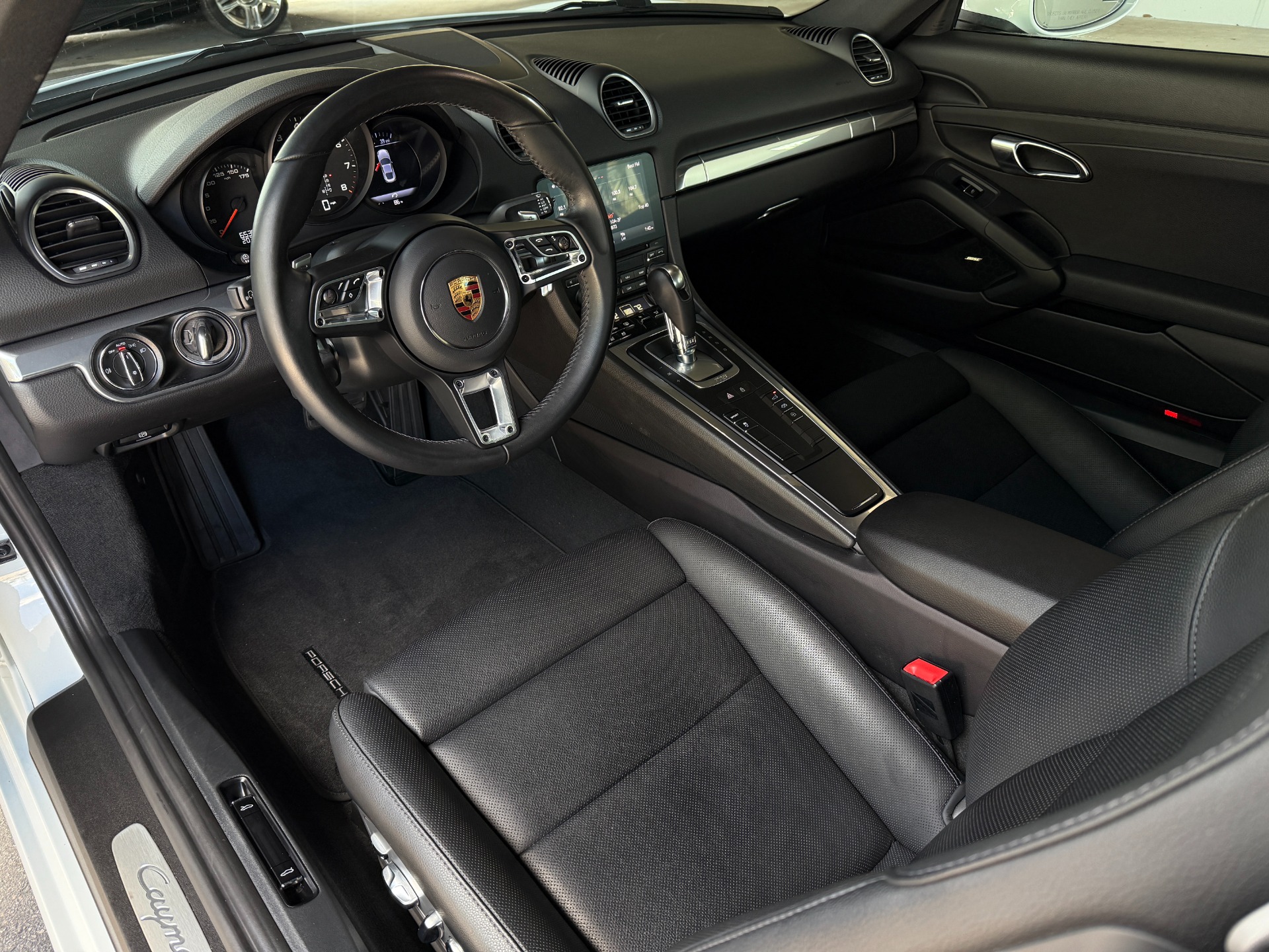 Used-2022-Porsche-718-Cayman