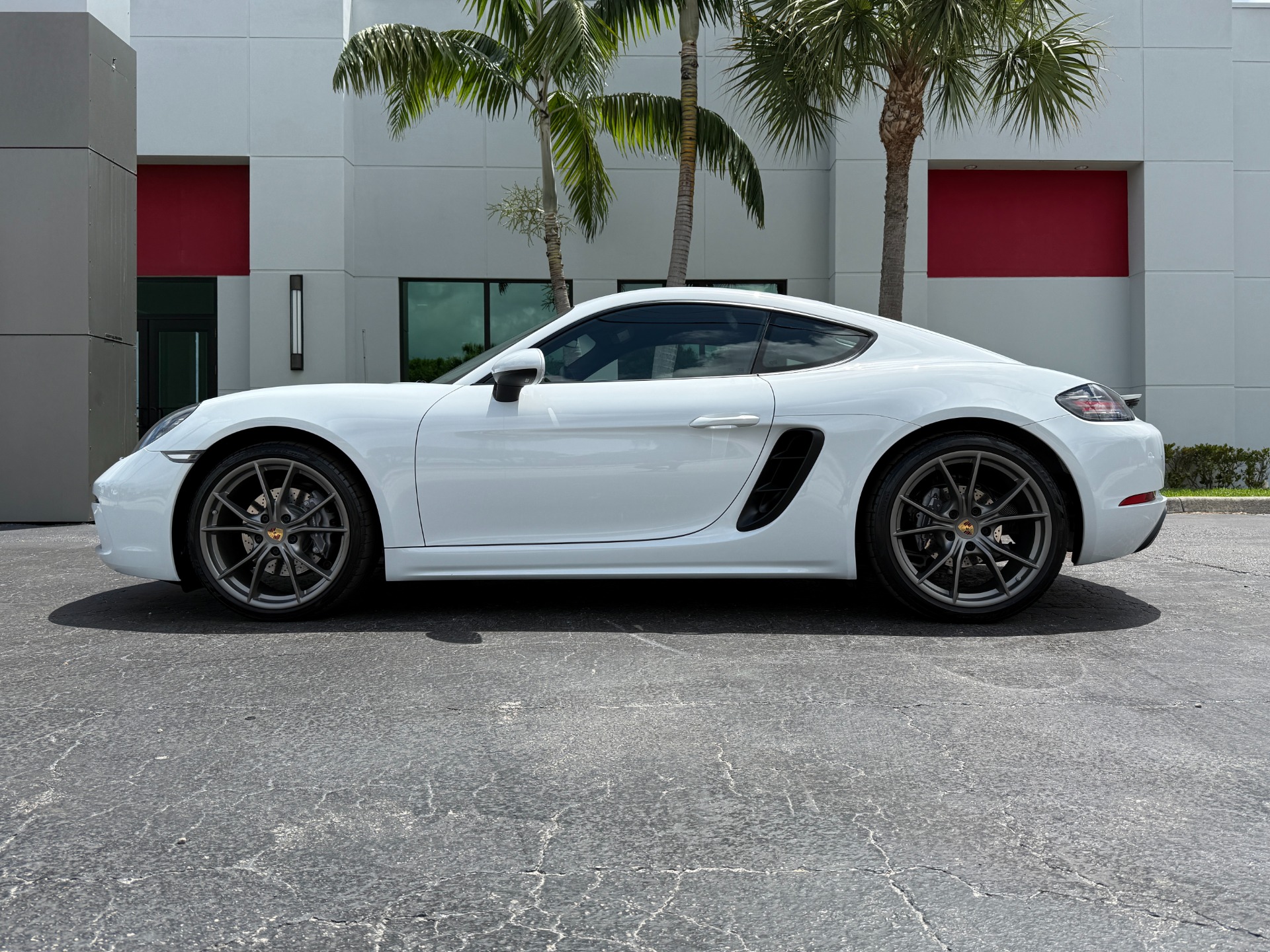 Used-2022-Porsche-718-Cayman