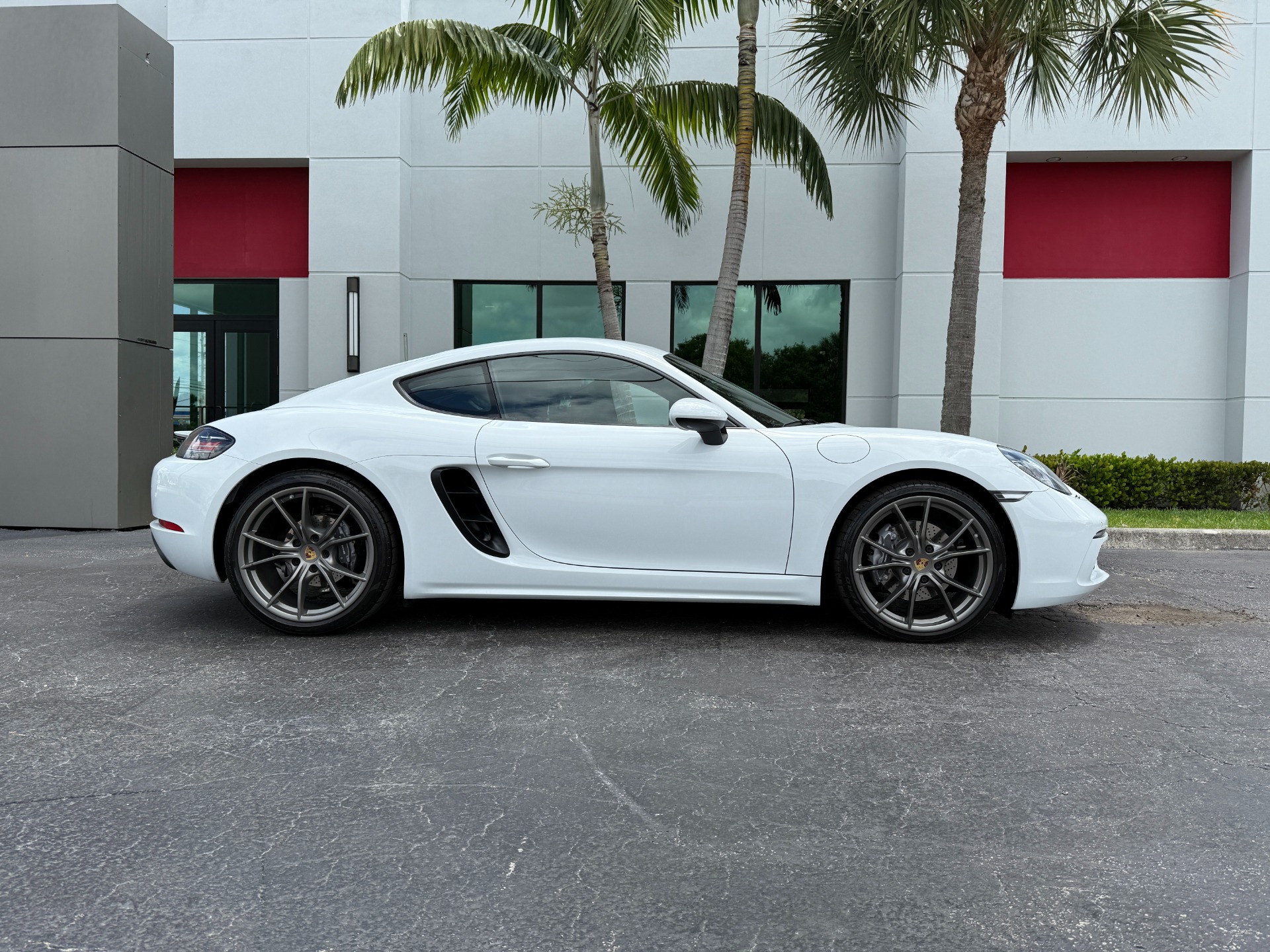 Used-2022-Porsche-718-Cayman