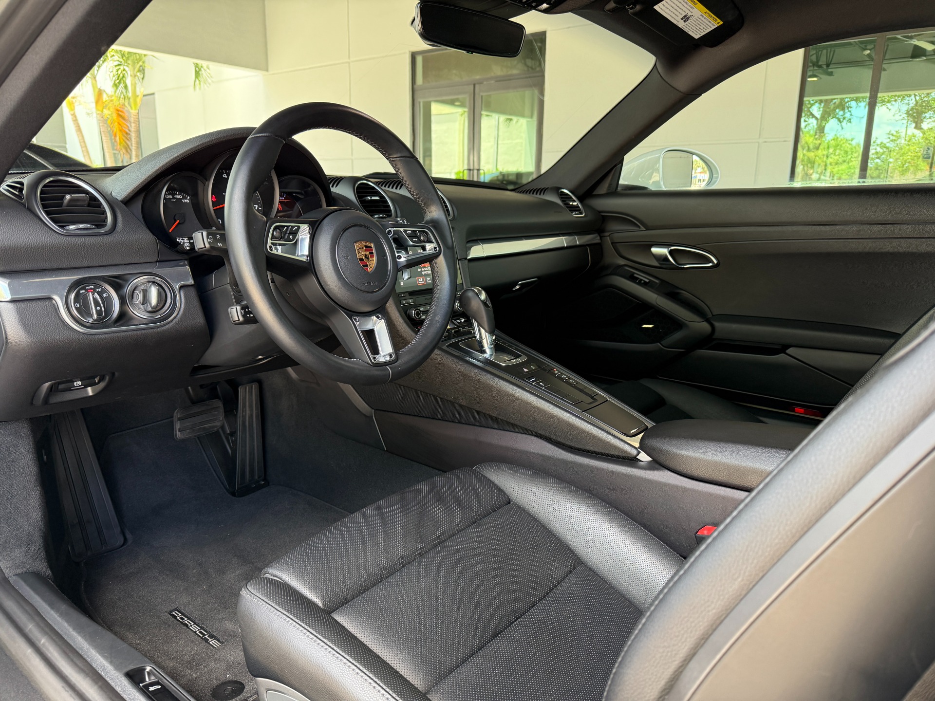 Used-2022-Porsche-718-Cayman