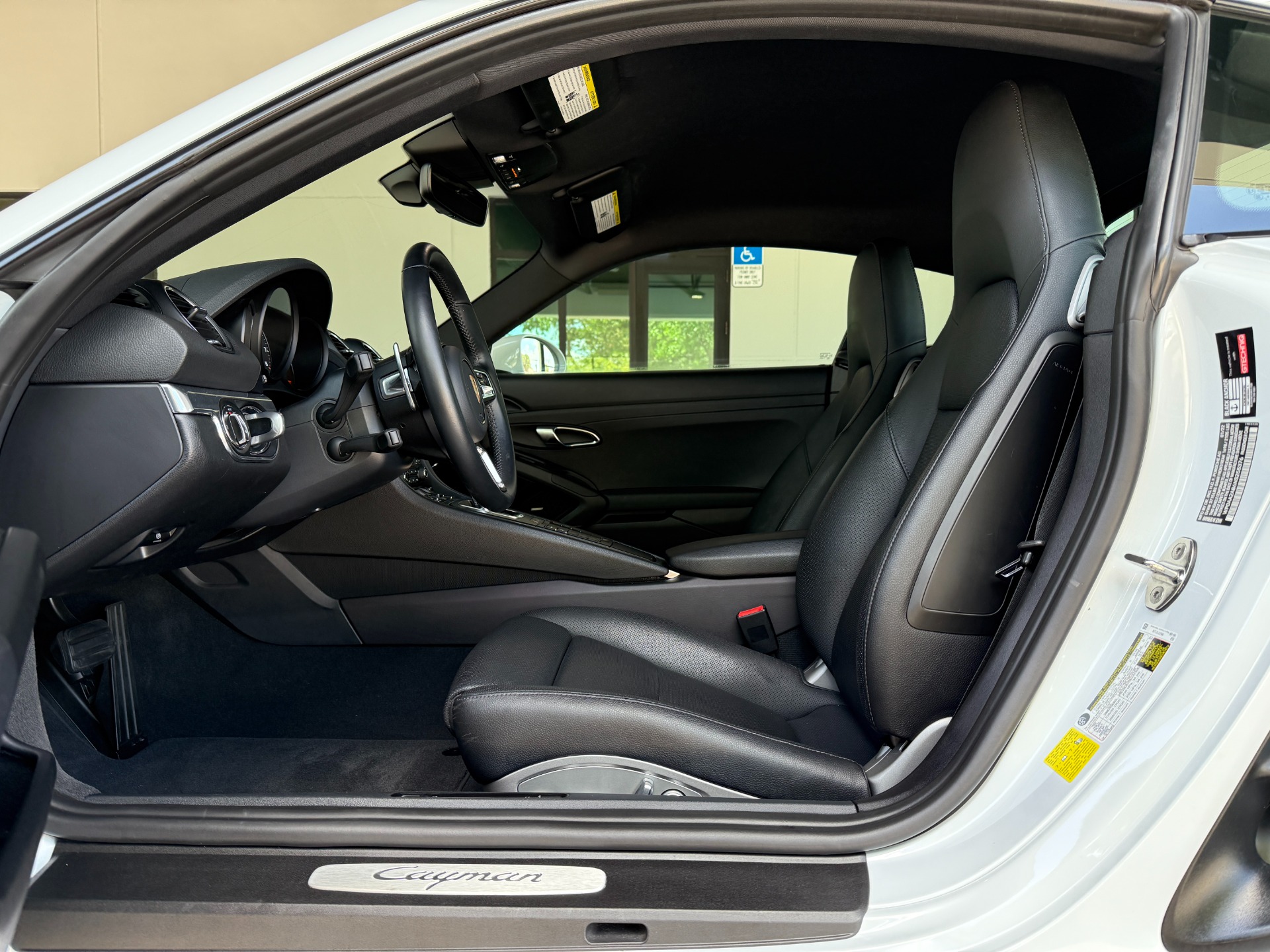 Used-2022-Porsche-718-Cayman
