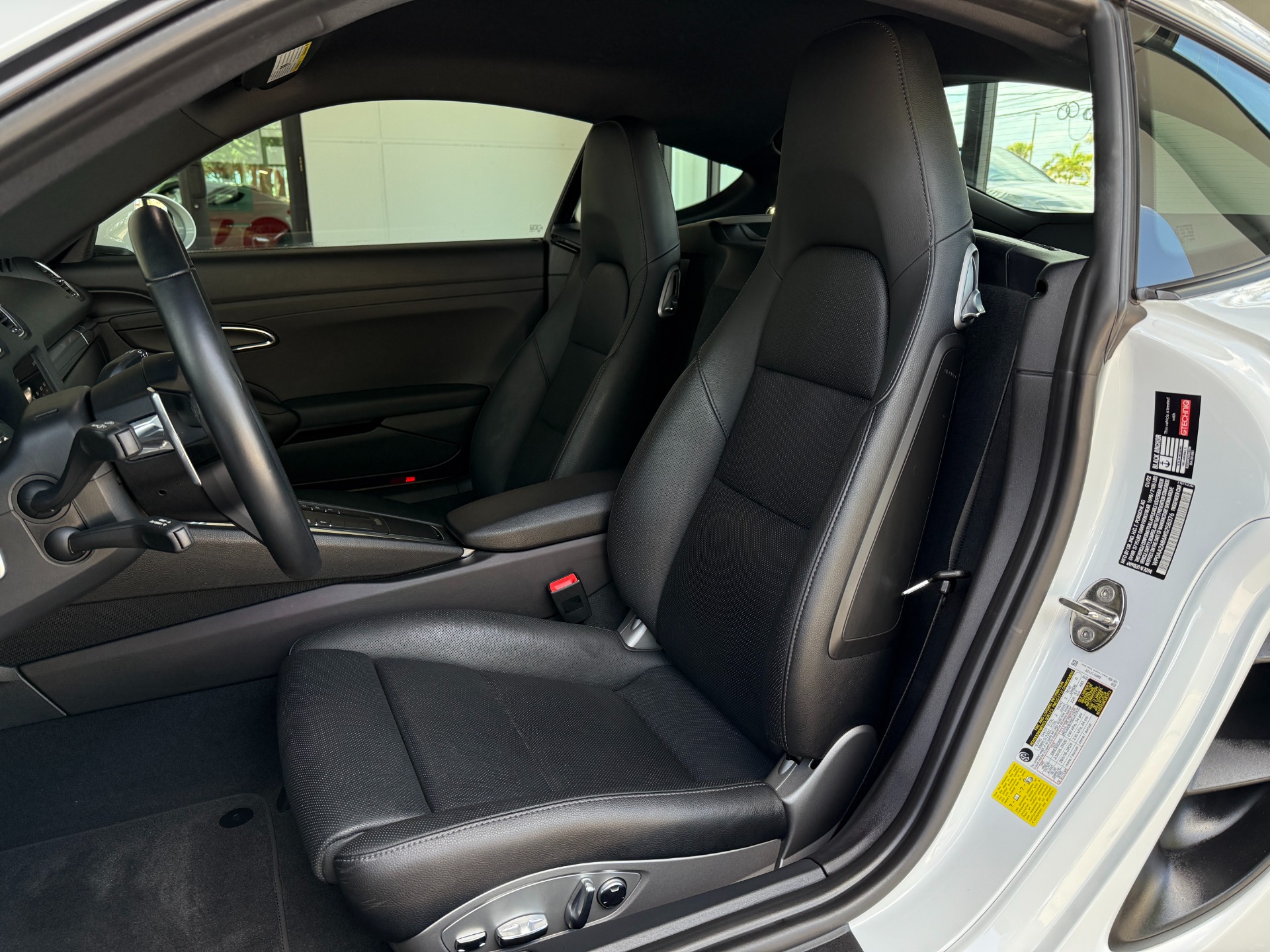 Used-2022-Porsche-718-Cayman