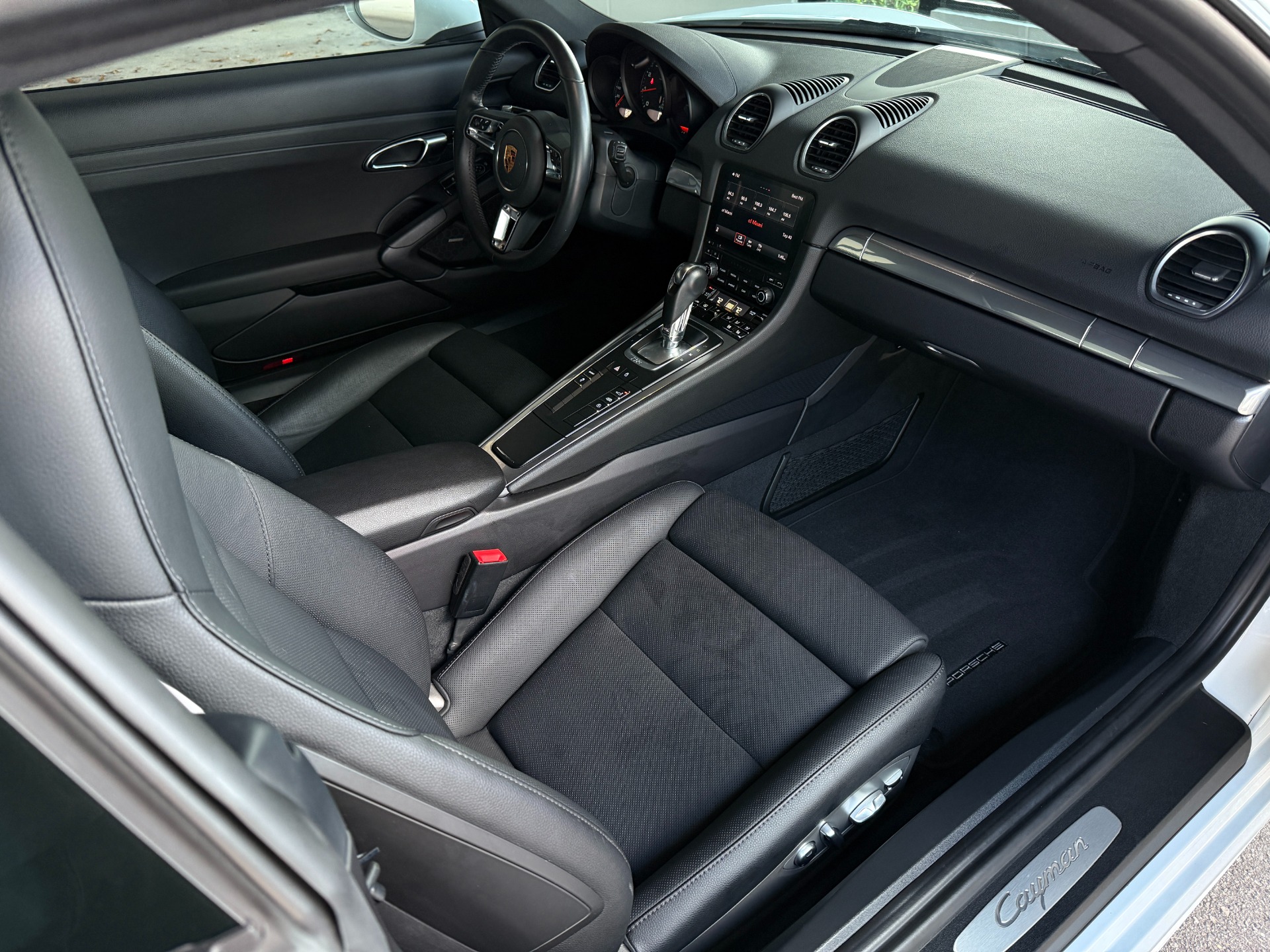 Used-2022-Porsche-718-Cayman