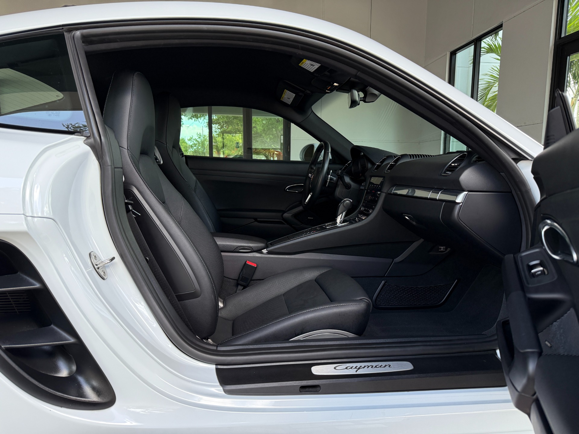 Used-2022-Porsche-718-Cayman