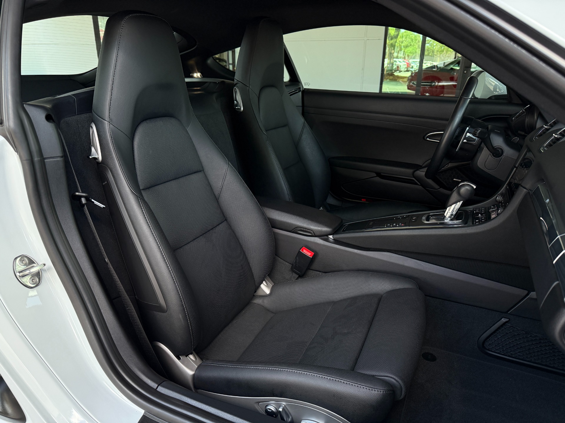 Used-2022-Porsche-718-Cayman