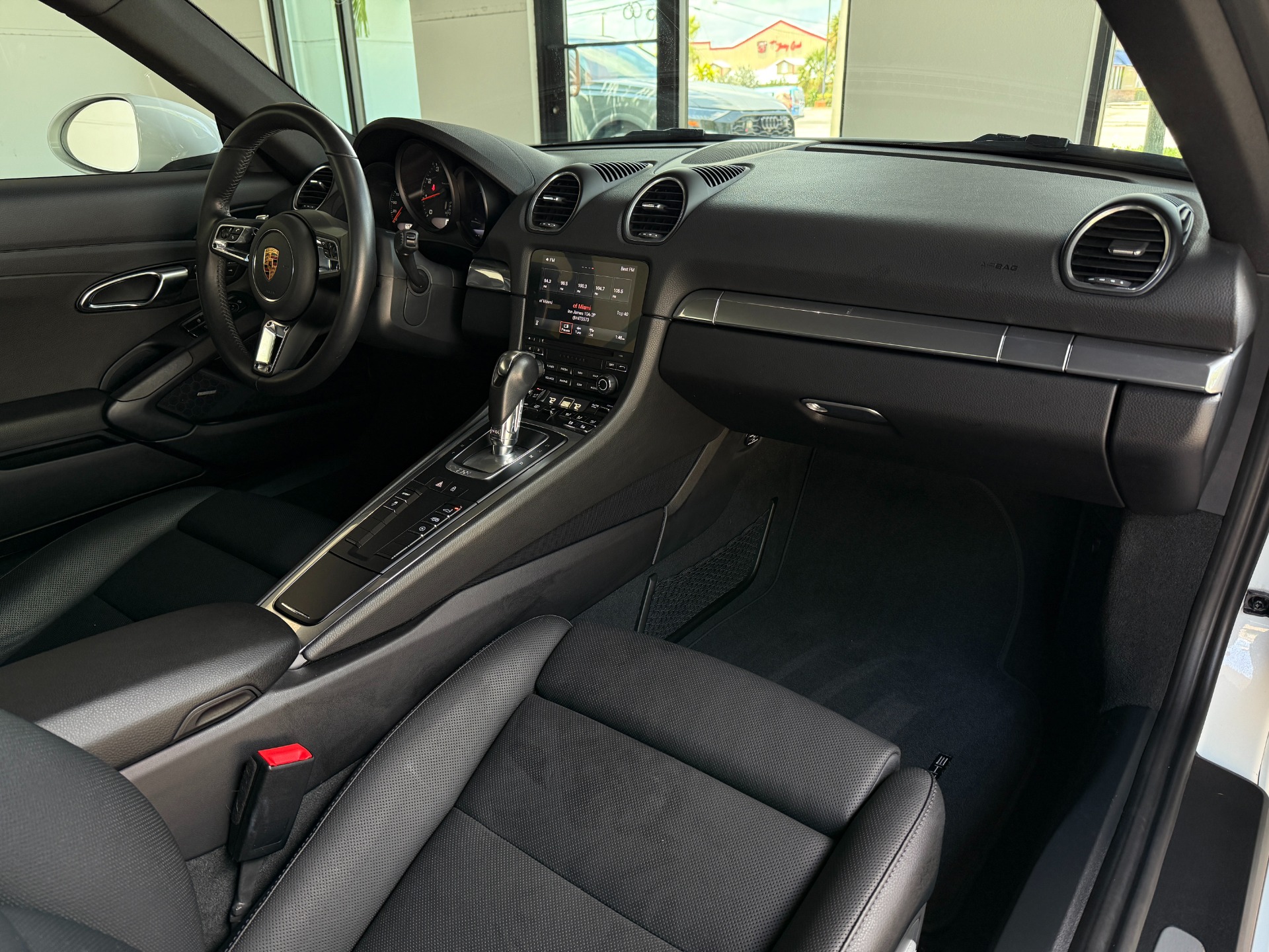 Used-2022-Porsche-718-Cayman