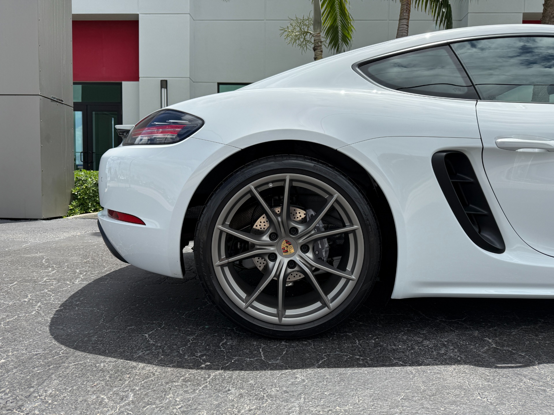 Used-2022-Porsche-718-Cayman