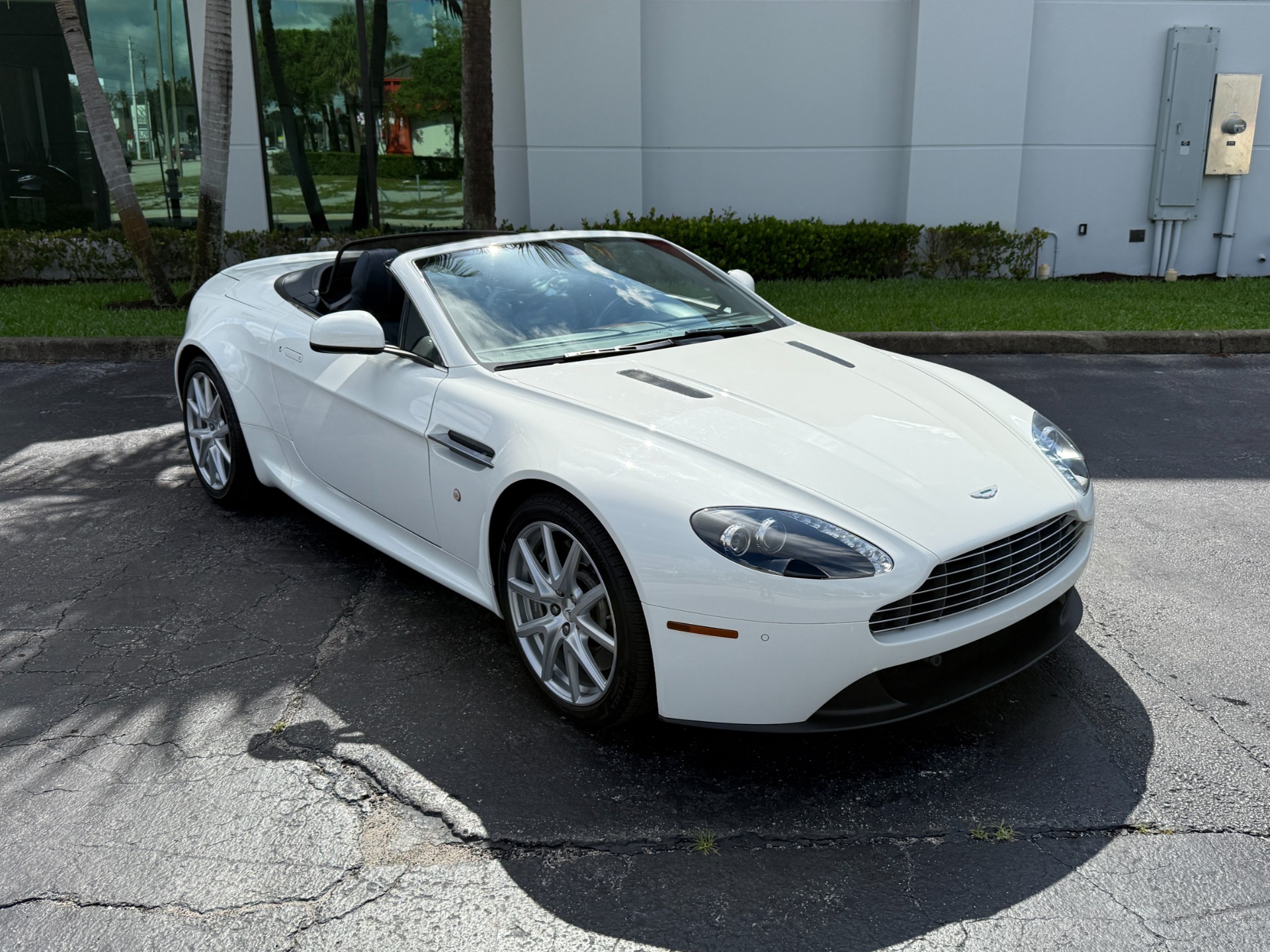 Used-2014-Aston-Martin-V8-Vantage-Roadster