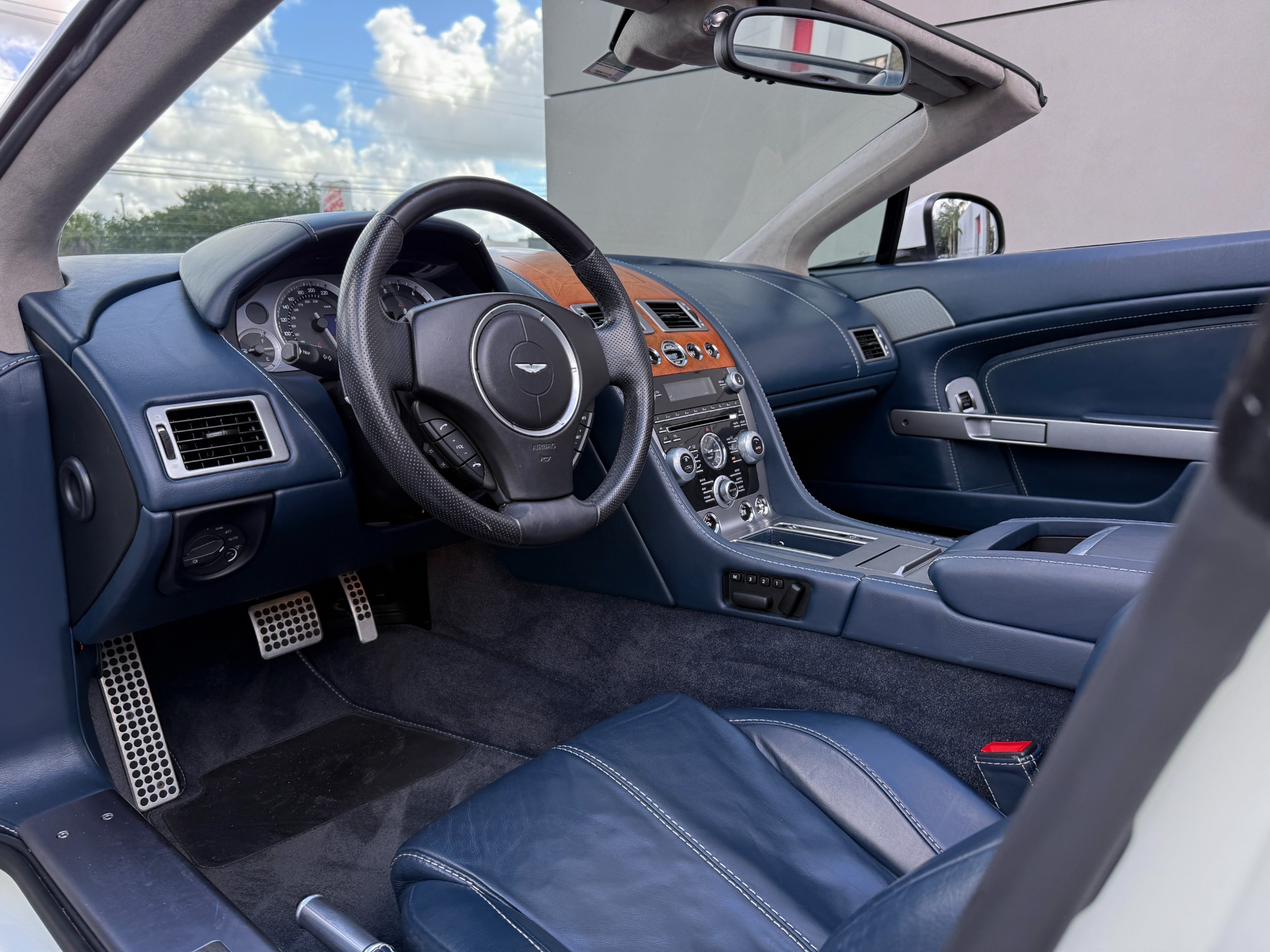 Used-2014-Aston-Martin-V8-Vantage-Roadster