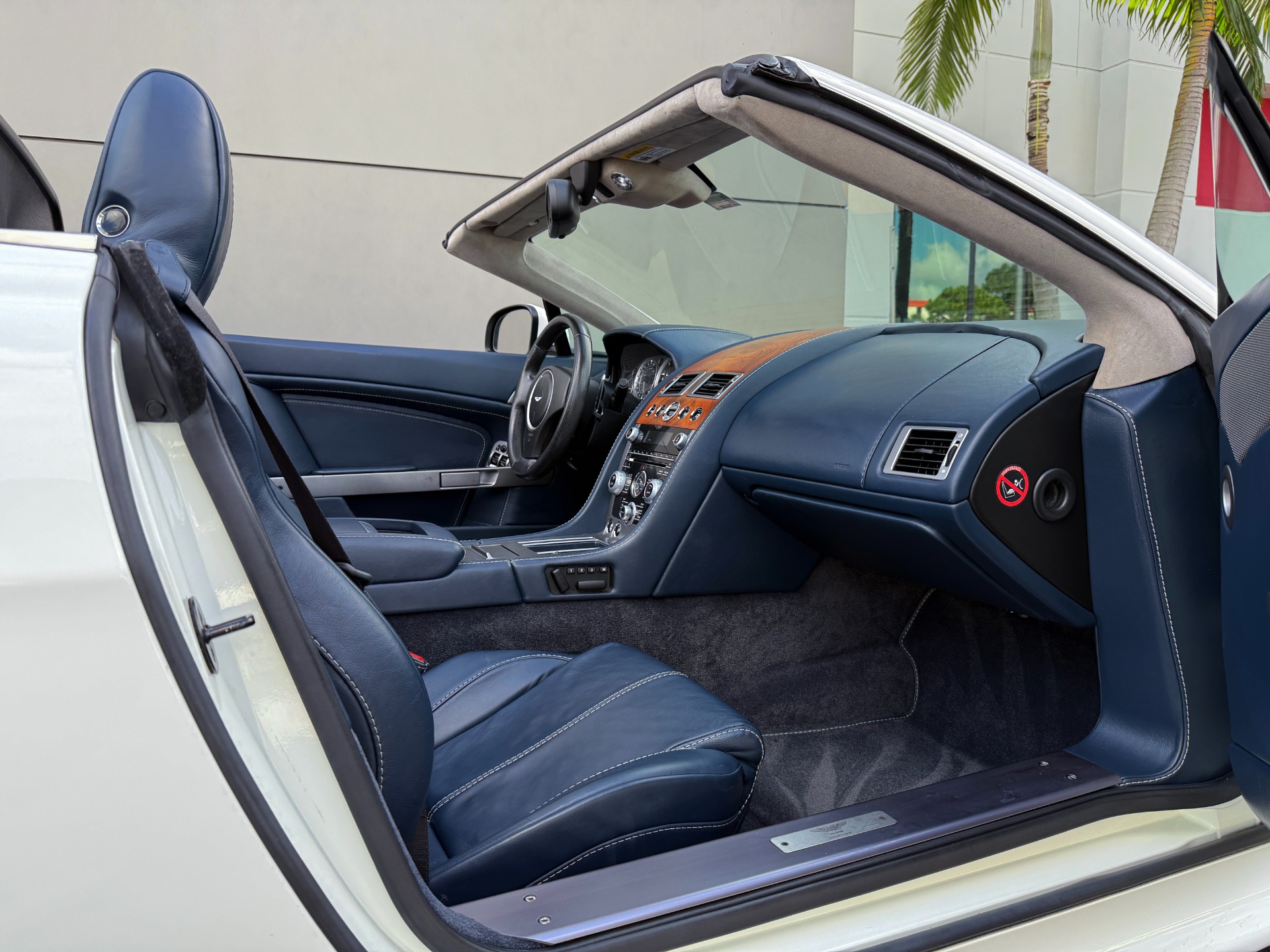 Used-2014-Aston-Martin-V8-Vantage-Roadster