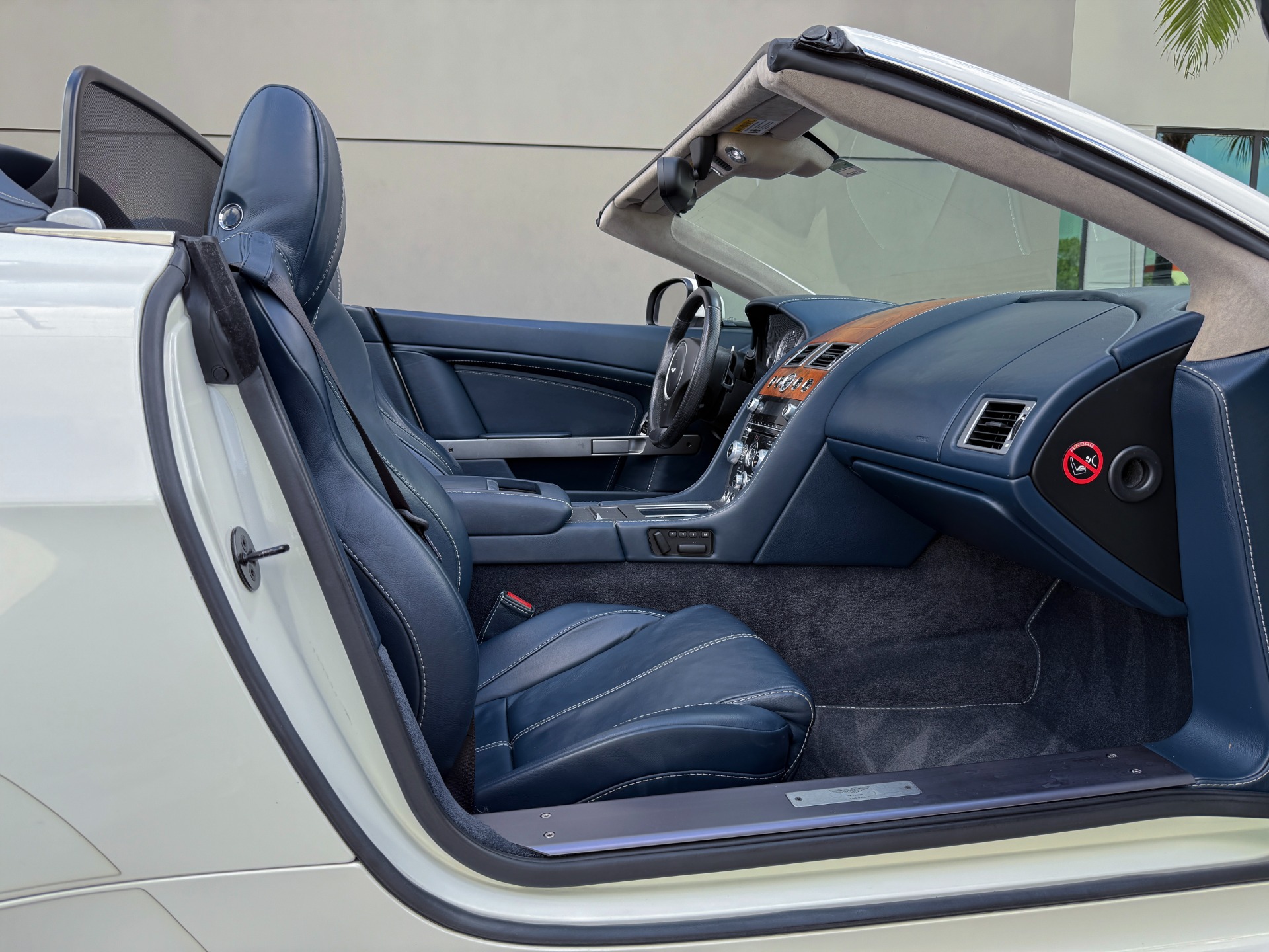 Used-2014-Aston-Martin-V8-Vantage-Roadster