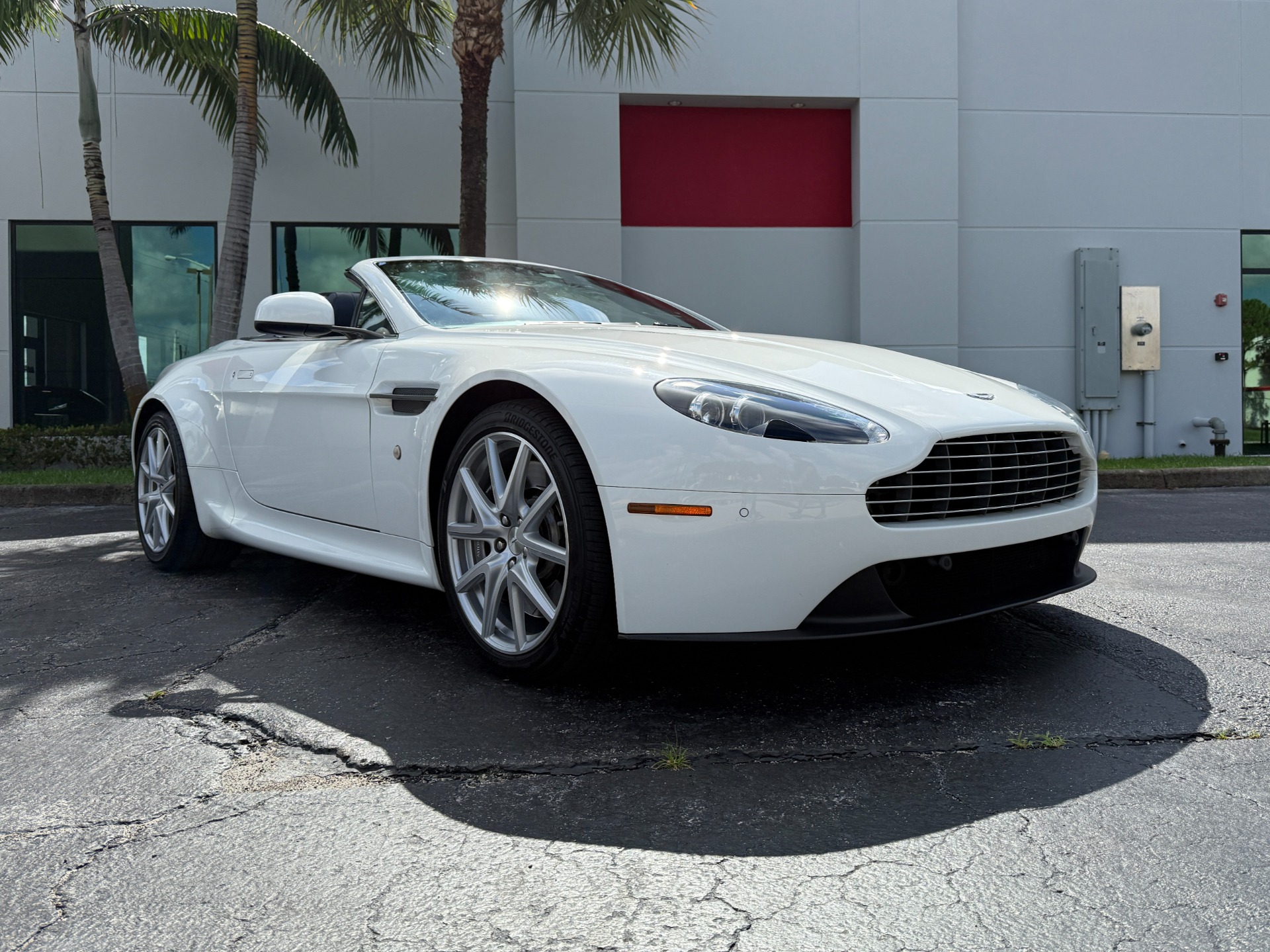 Used-2014-Aston-Martin-V8-Vantage-Roadster