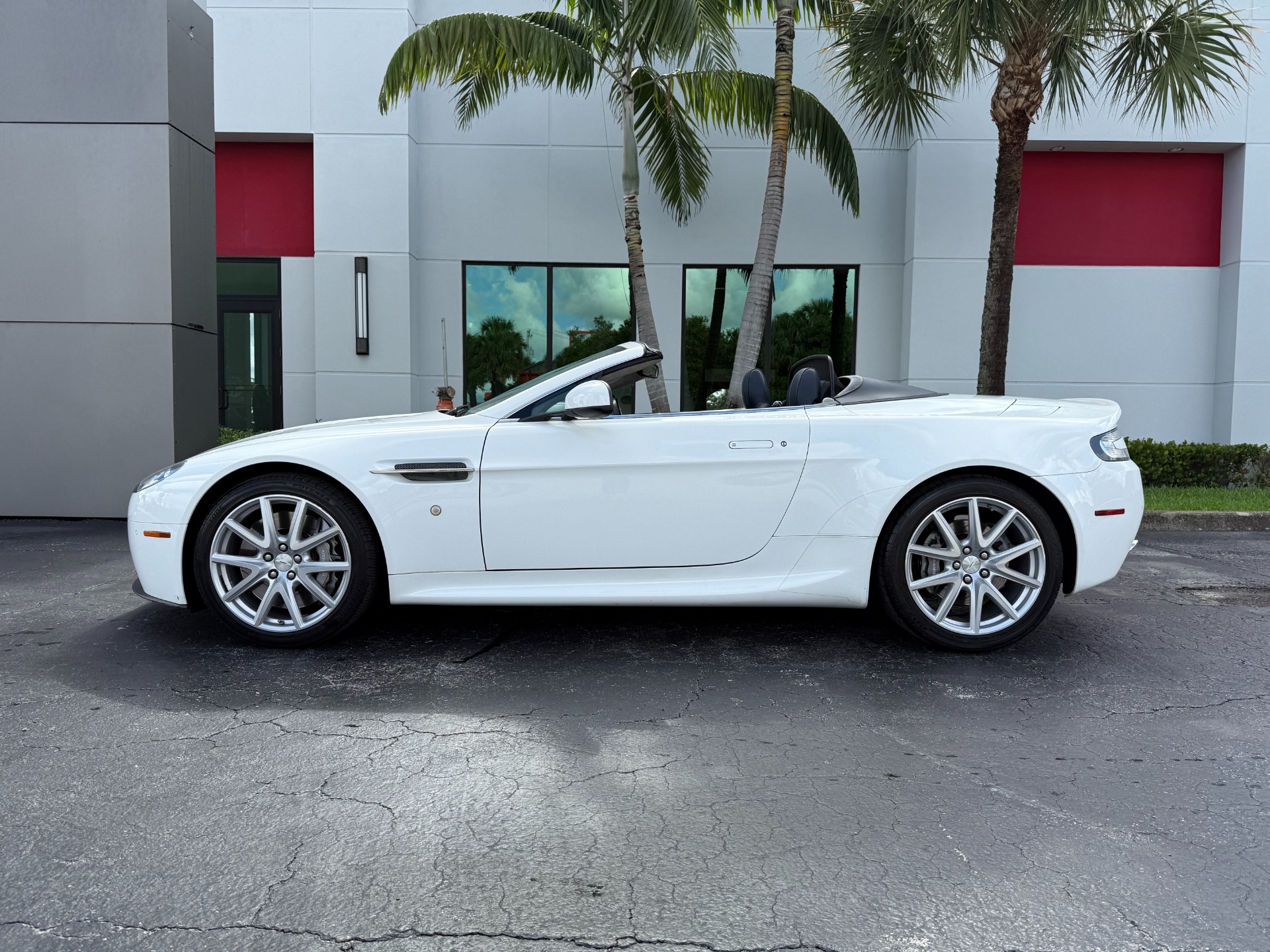 Used-2014-Aston-Martin-V8-Vantage-Roadster