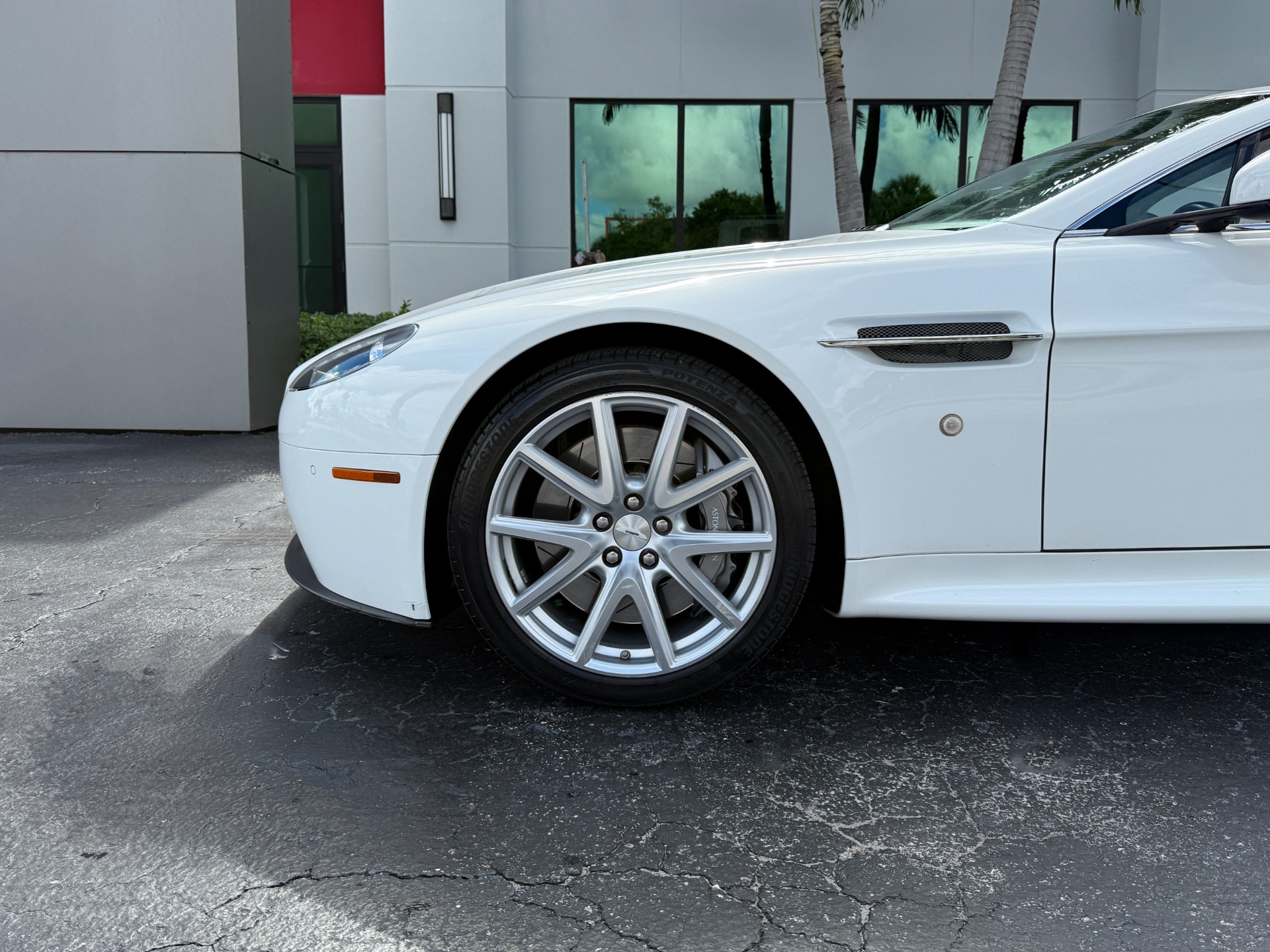 Used-2014-Aston-Martin-V8-Vantage-Roadster