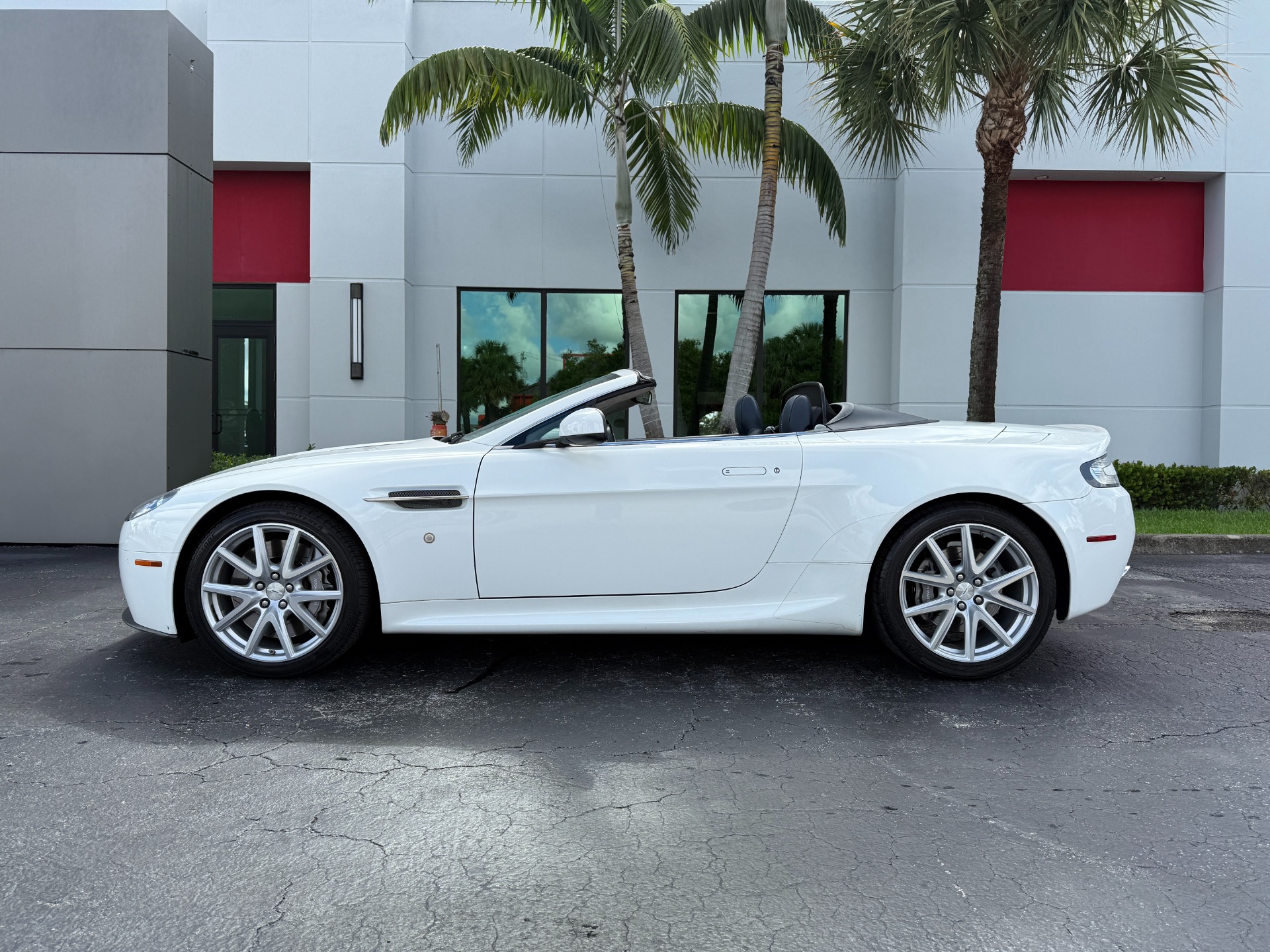 Used-2014-Aston-Martin-V8-Vantage-Roadster