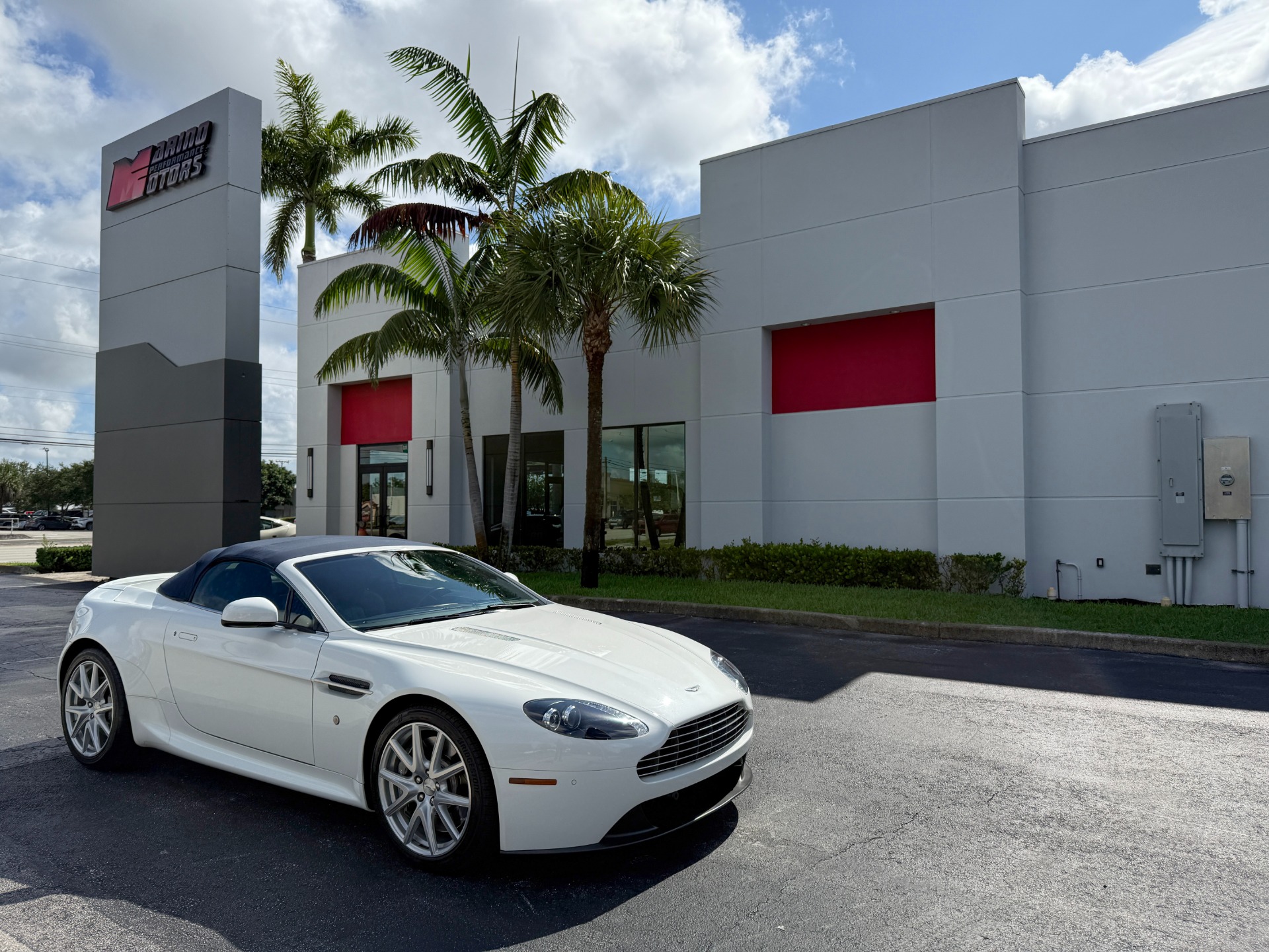 Used-2014-Aston-Martin-V8-Vantage-Roadster
