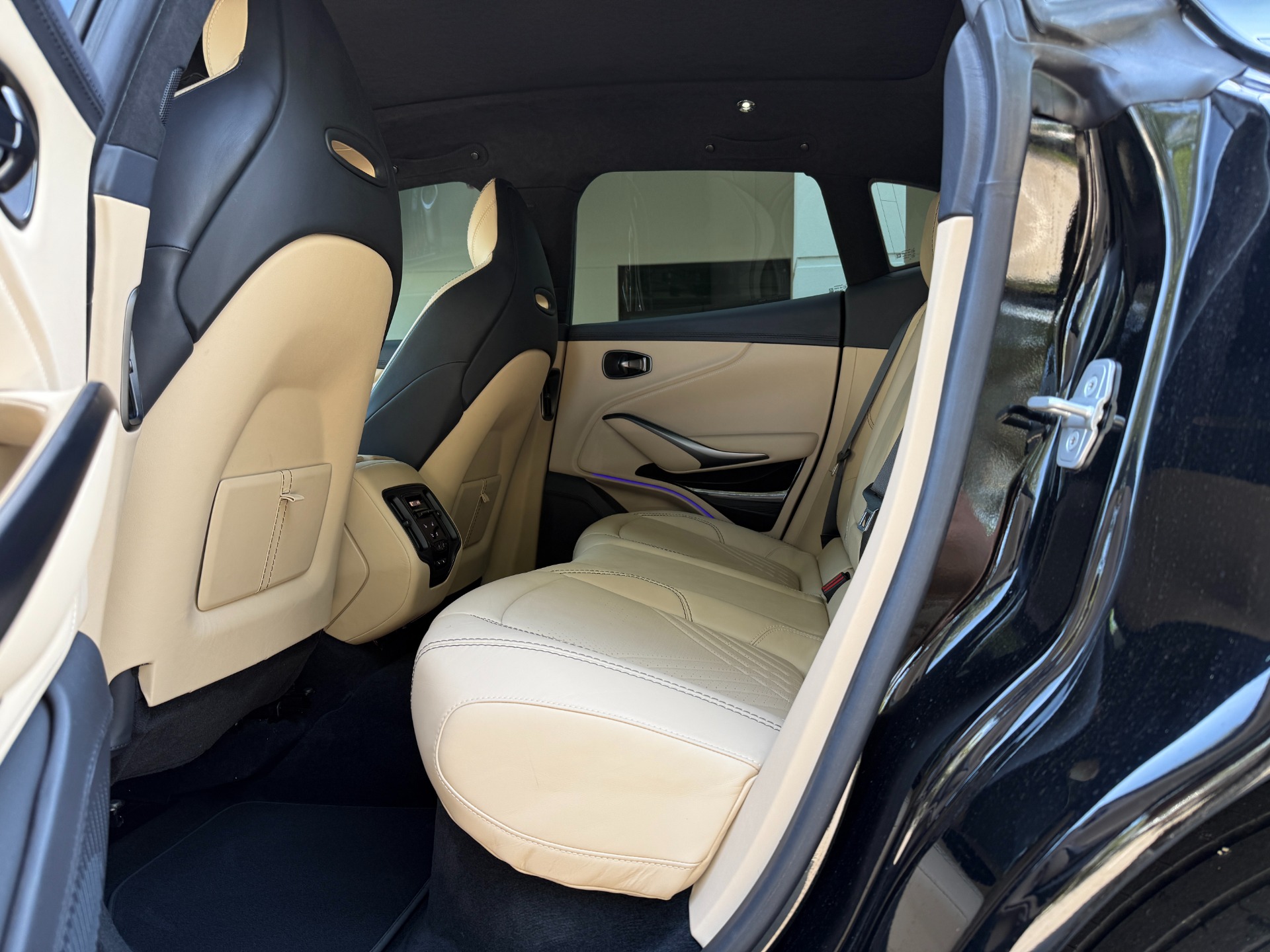 Used-2023-Aston-Martin-DBX