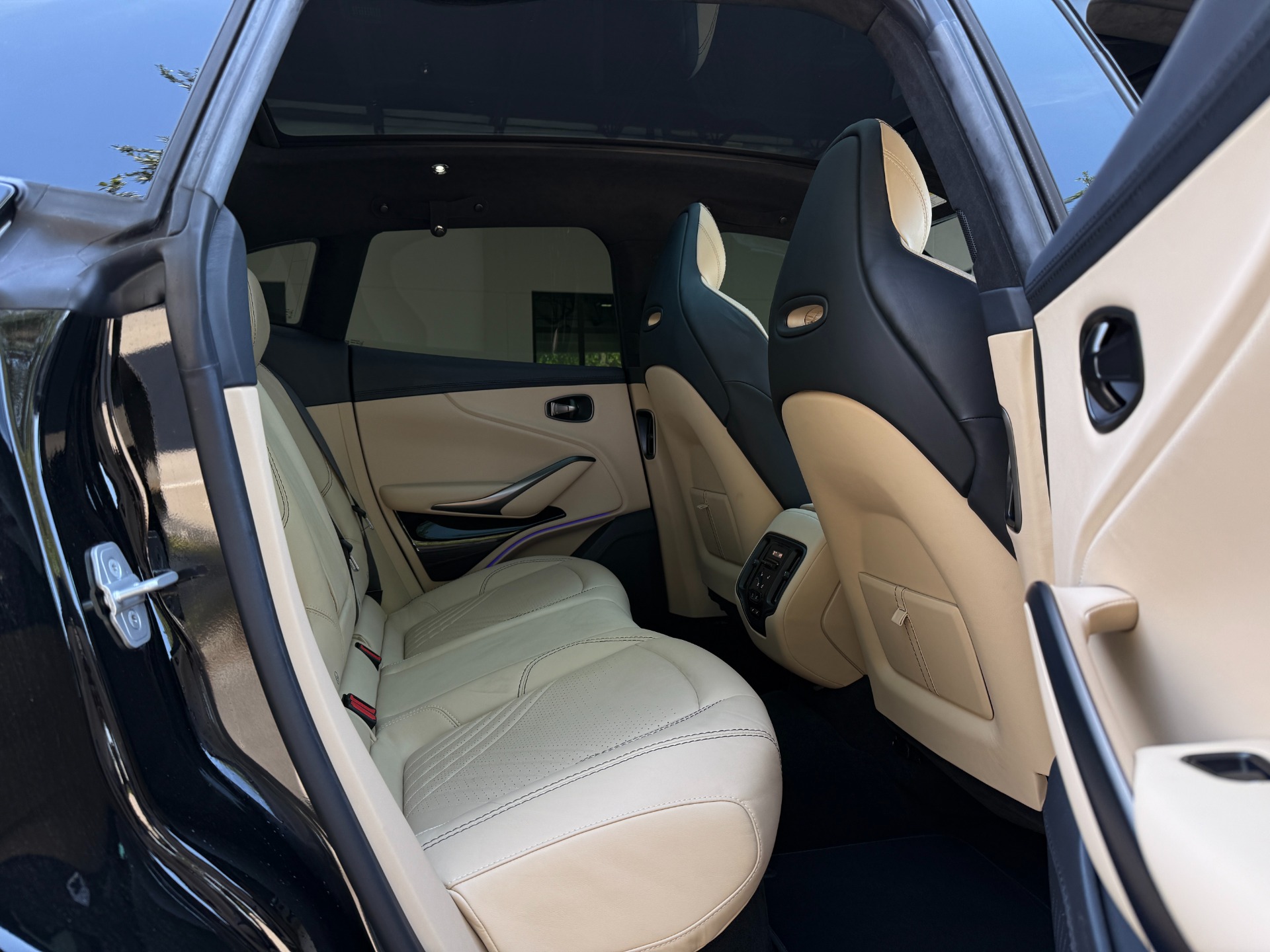 Used-2023-Aston-Martin-DBX