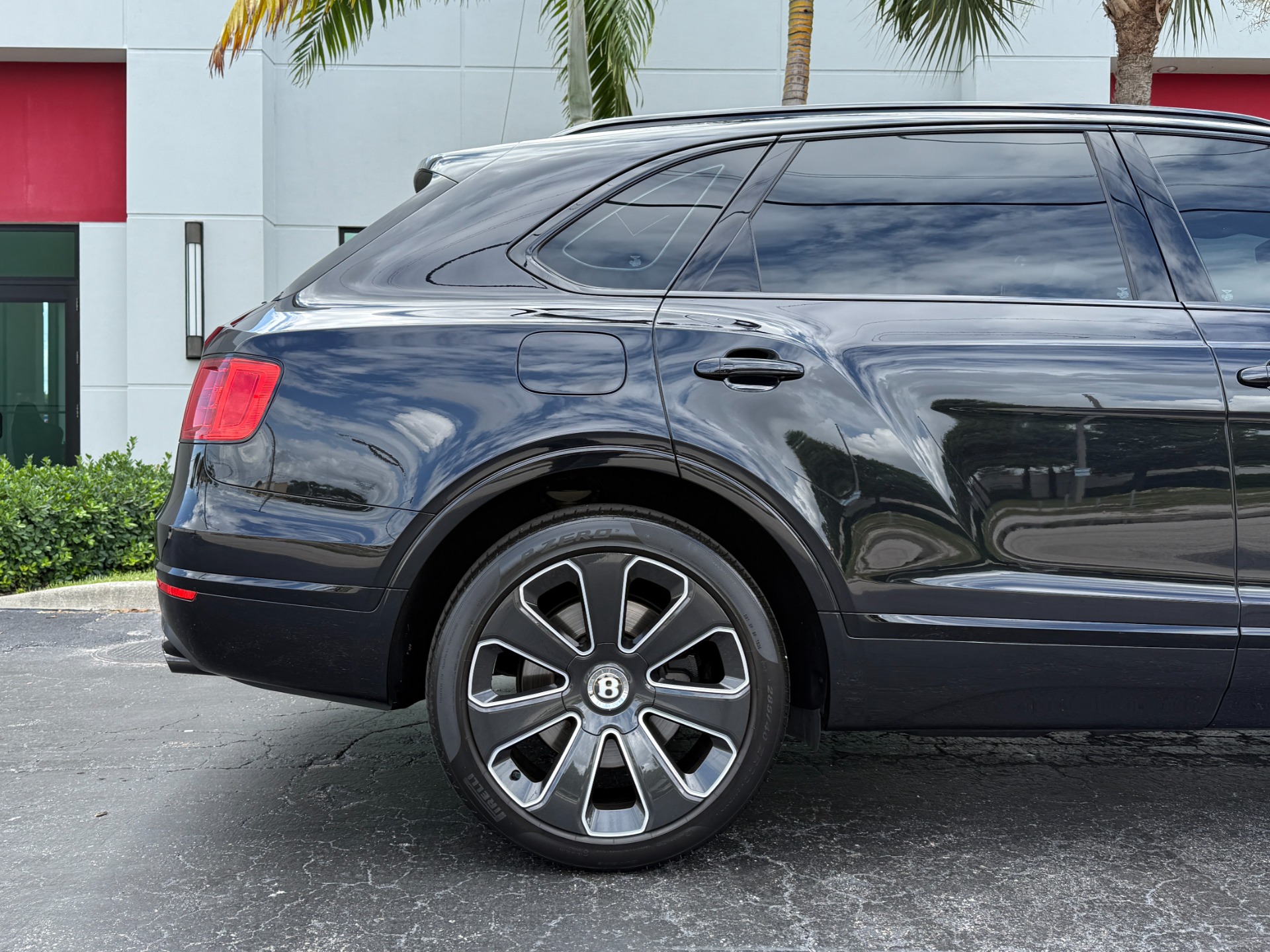 Used-2020-Bentley-Bentayga-Design-Edition