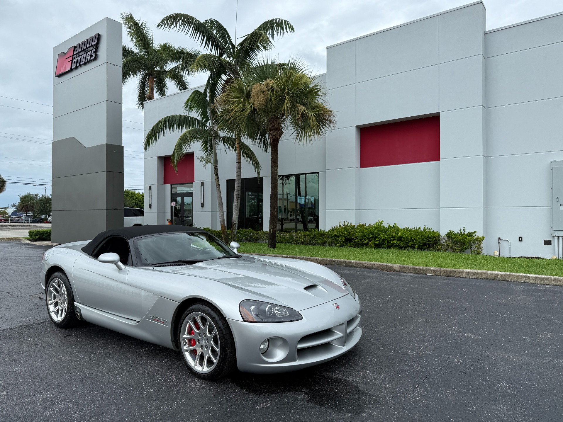 Used-2005-Dodge-Viper-SRT-10