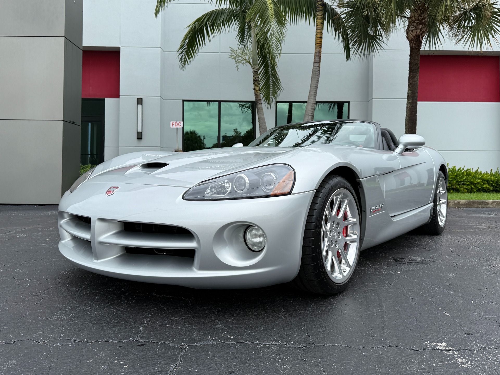 Used-2005-Dodge-Viper-SRT-10