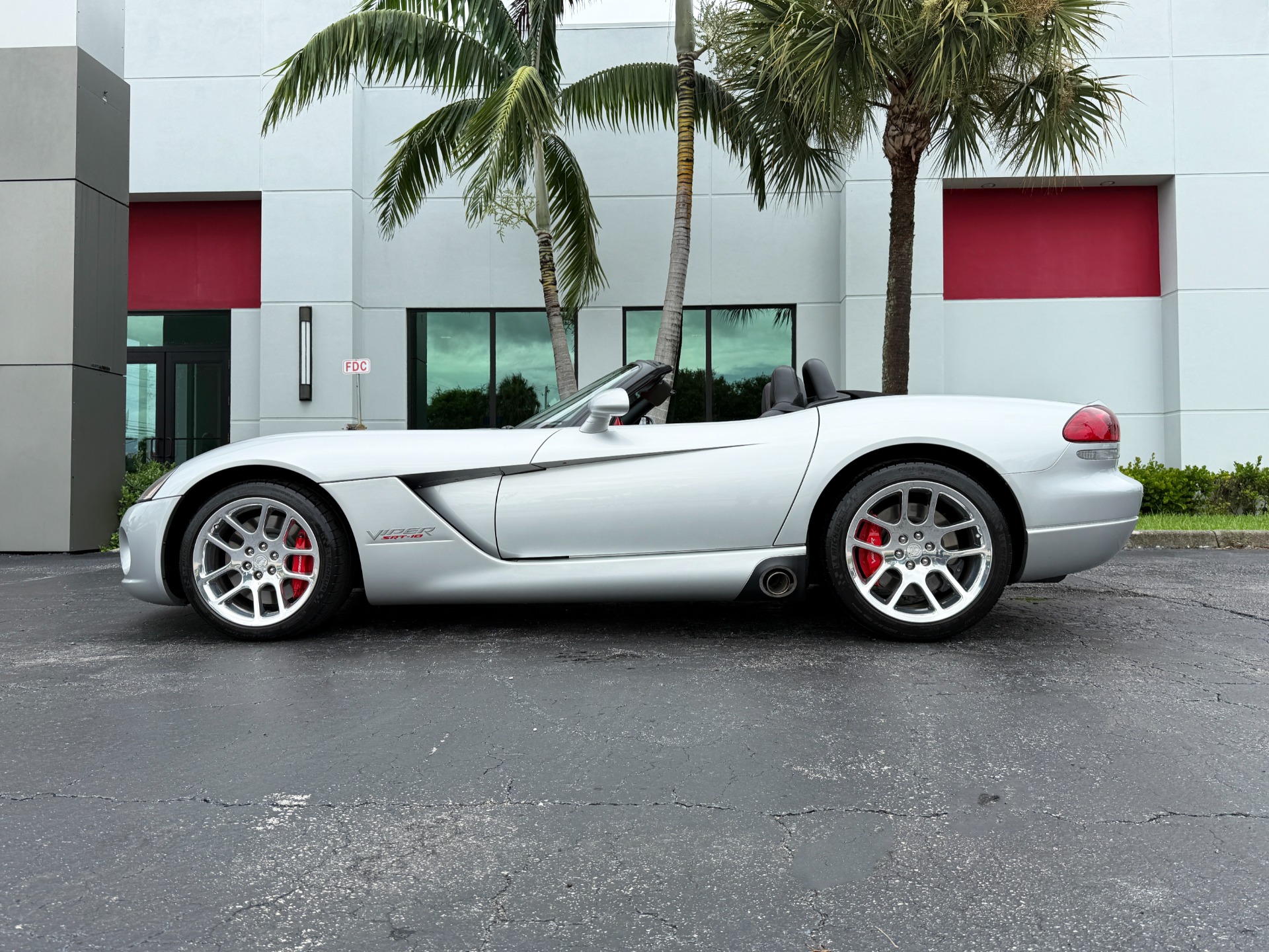Used-2005-Dodge-Viper-SRT-10