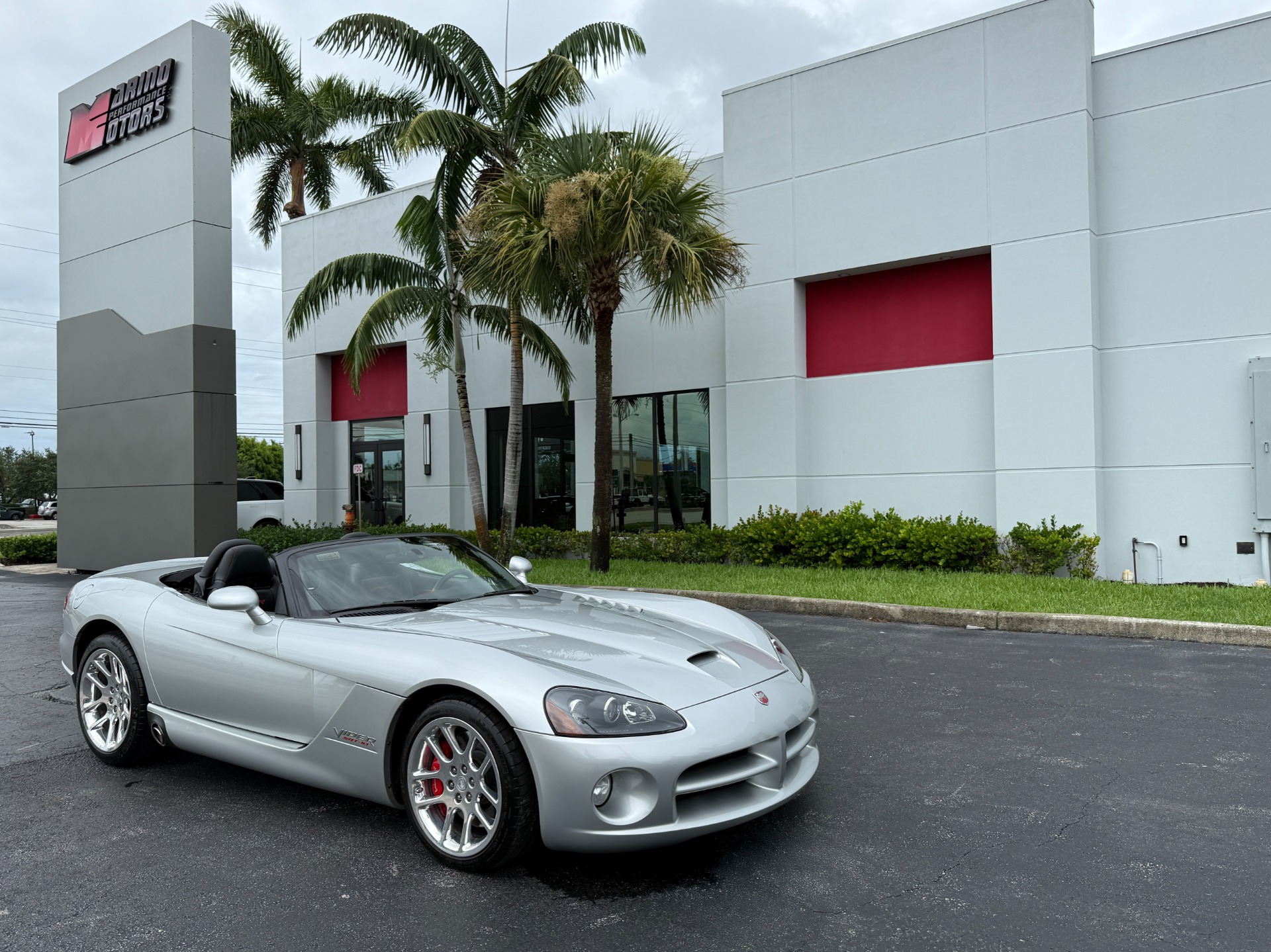 Used-2005-Dodge-Viper-SRT-10