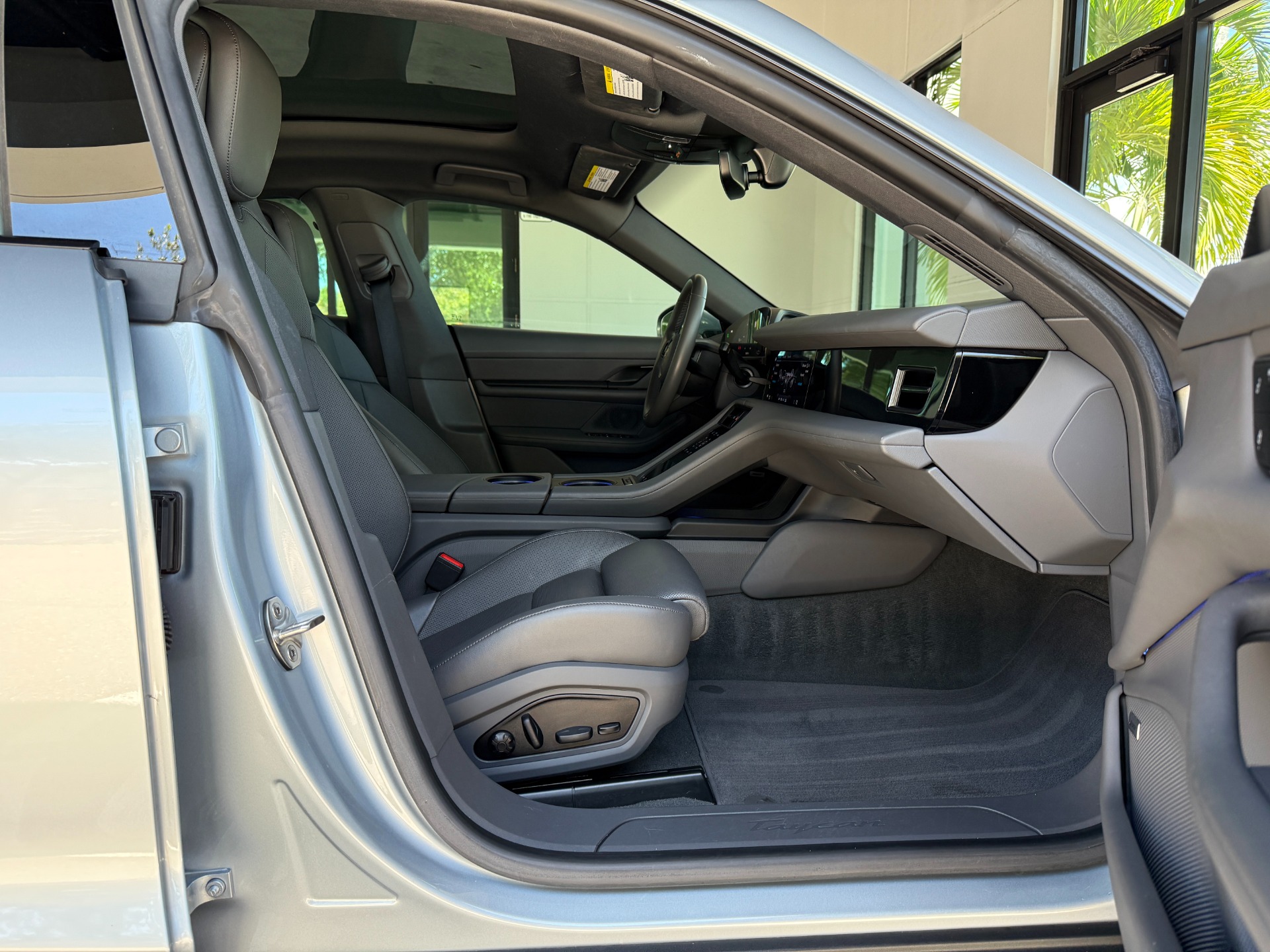 Used-2022-Porsche-Taycan