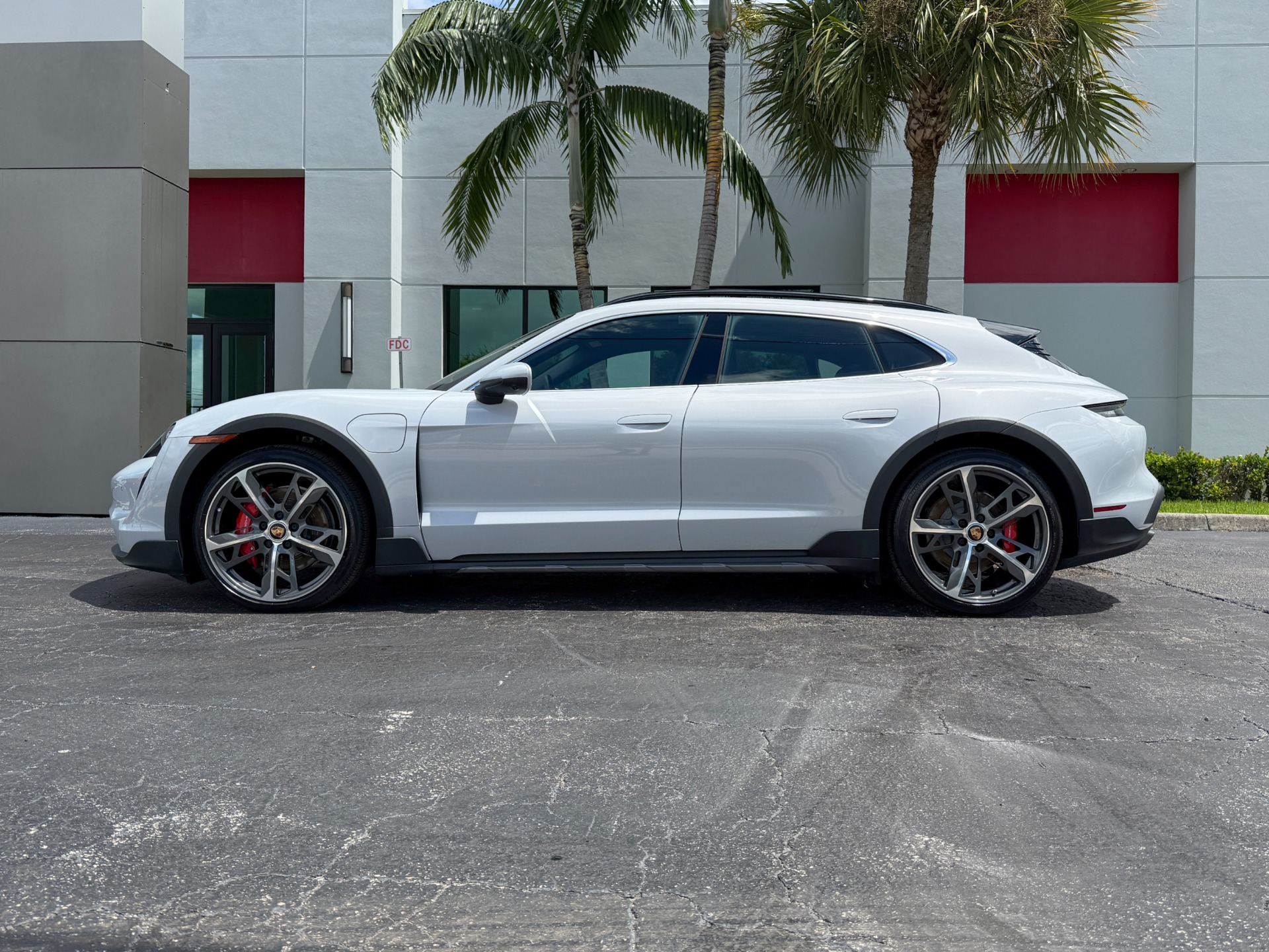 2024 Porsche Taycan 4S Cross Turismo photo 18