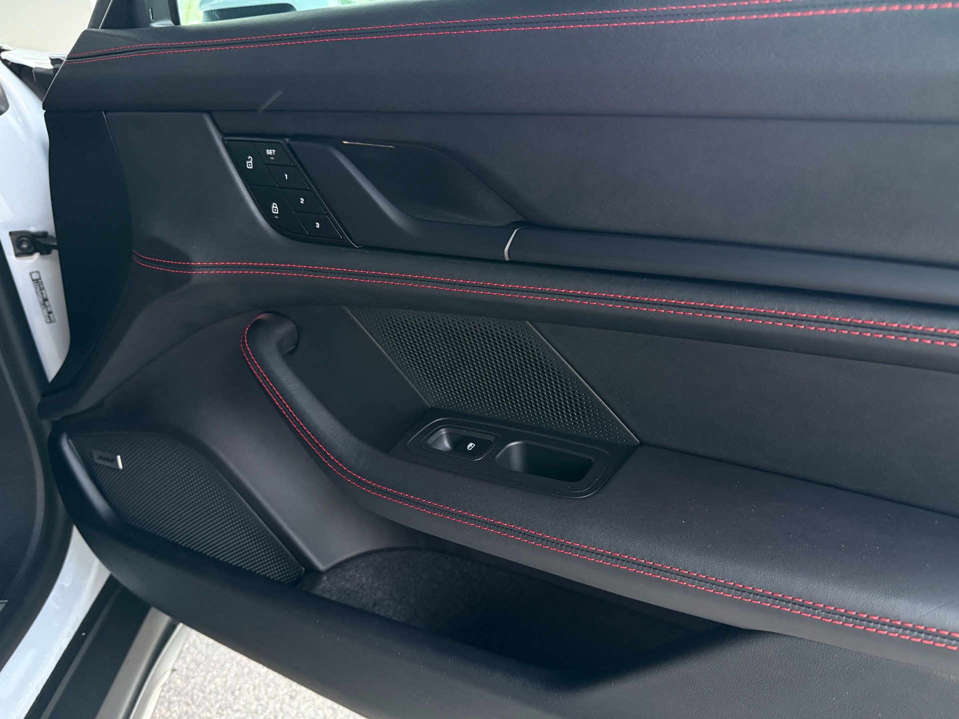 2024 Porsche Taycan 4S Cross Turismo photo 22