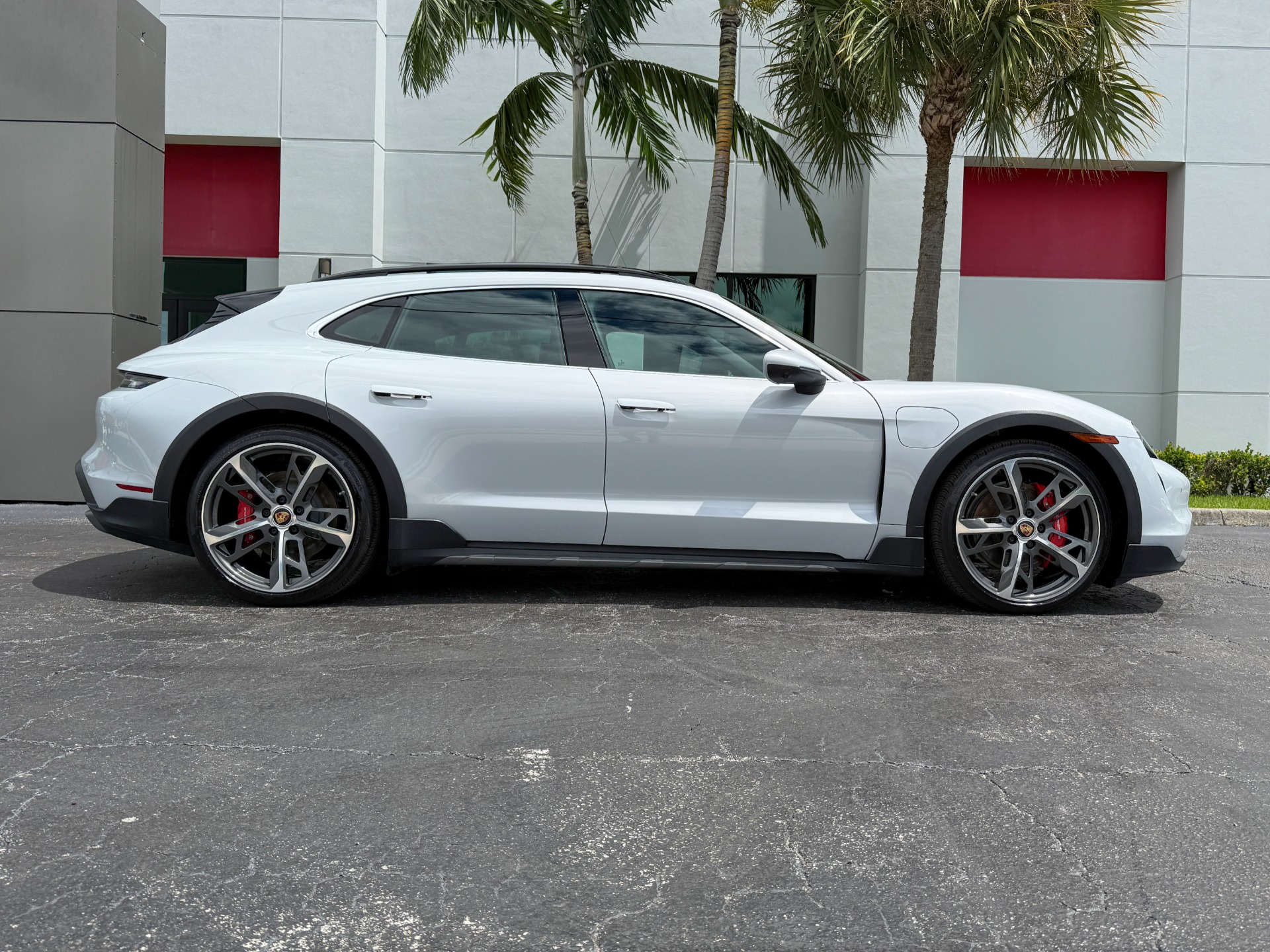 2024 Porsche Taycan 4S Cross Turismo photo 3
