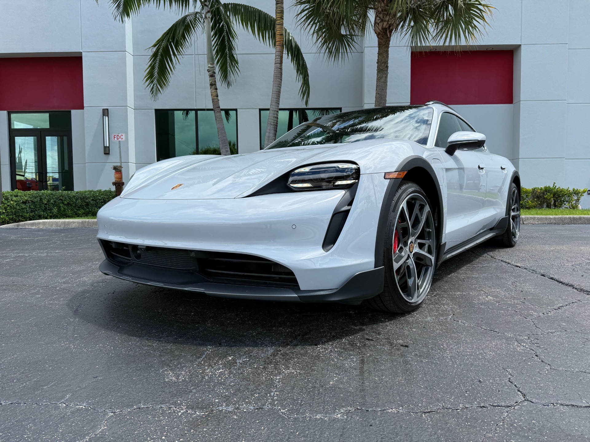 2024 Porsche Taycan 4S Cross Turismo photo 6
