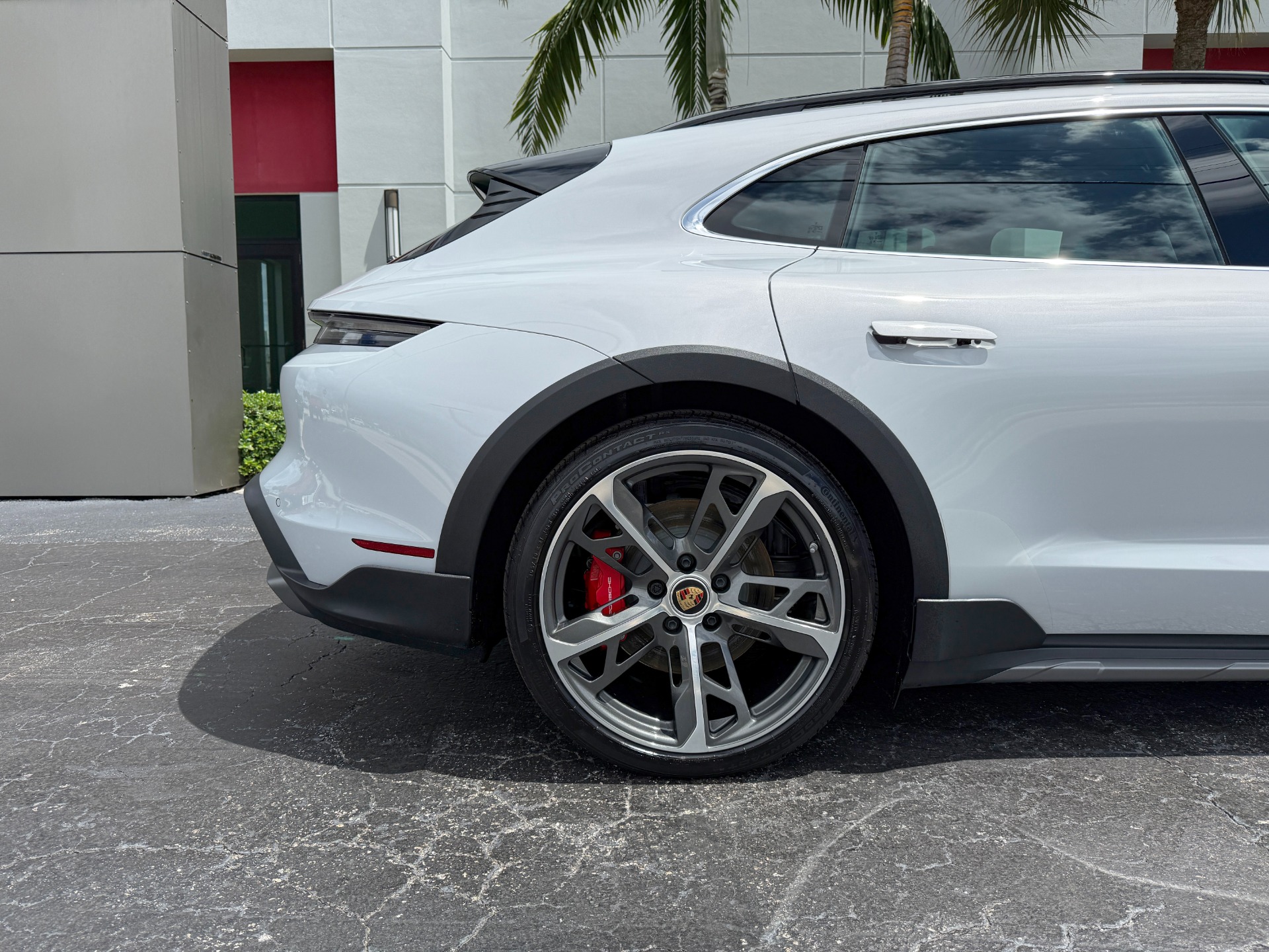 2024 Porsche Taycan 4S Cross Turismo photo 7