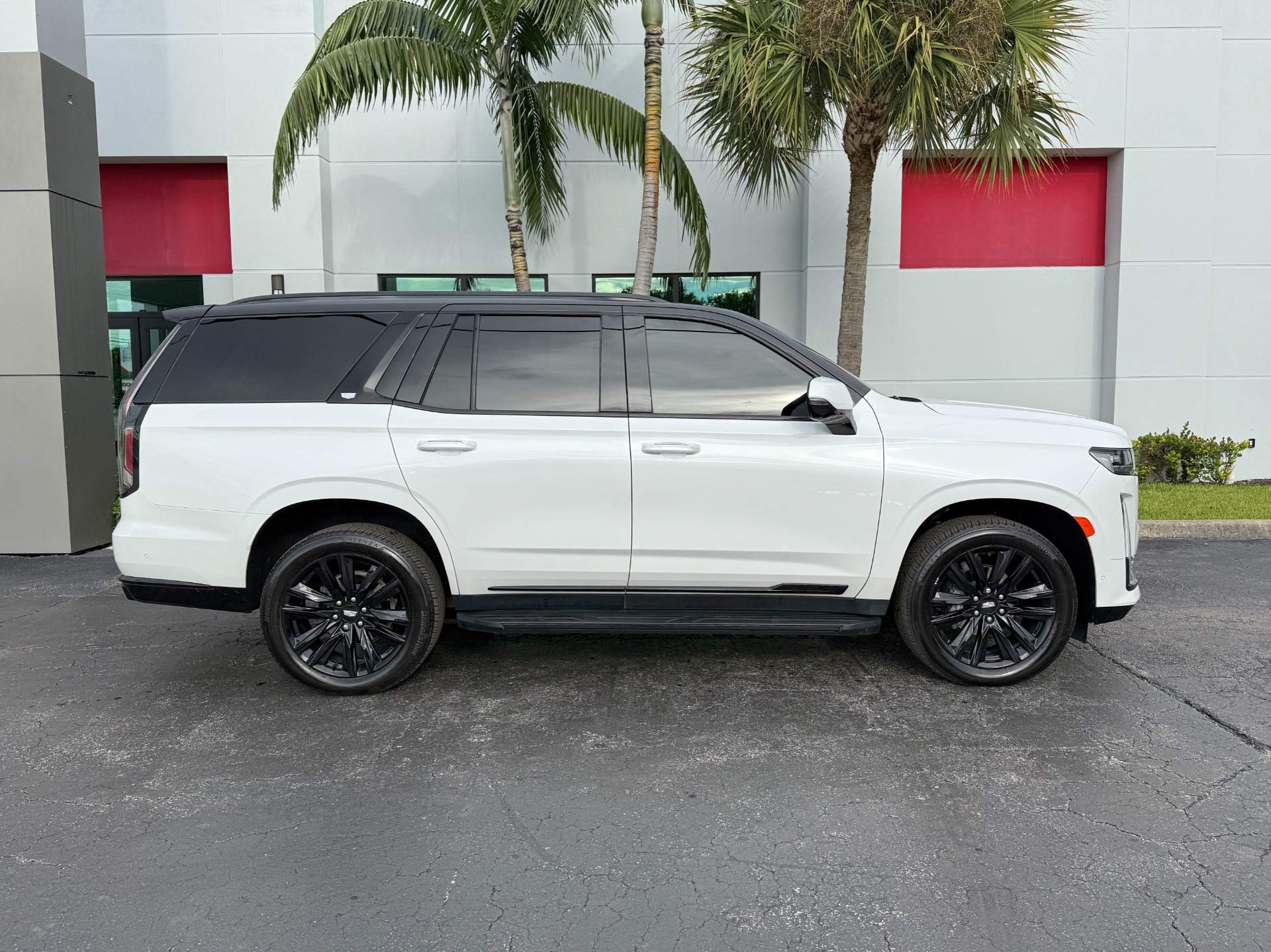 2023 Cadillac Escalade Sport photo 2