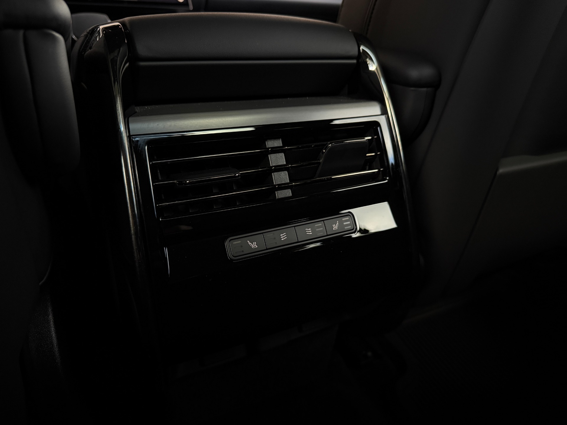Used-2024-Land-Rover-Range-Rover-Sport-P400-Dynamic-SE