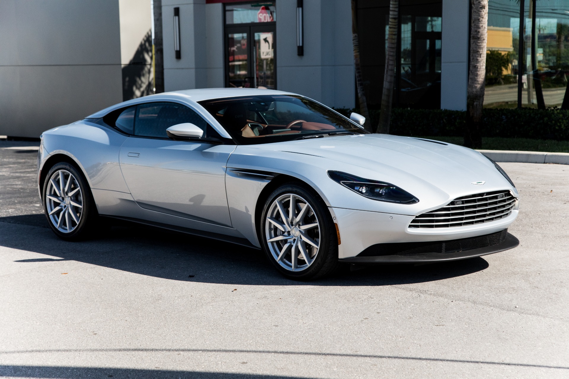 Астон Мартин db11
