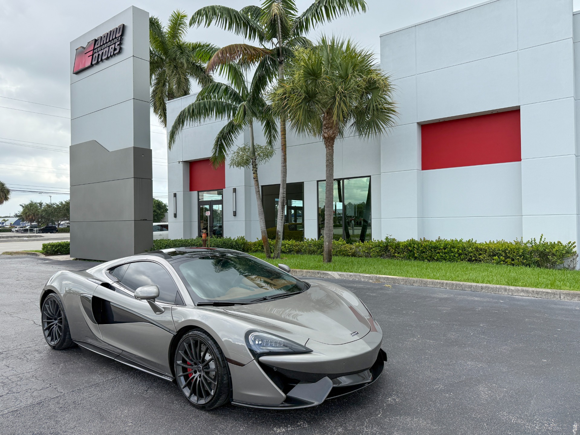 2017 McLaren 570GT Coupe Rear-Wheel Drive 7-Speed Automatic