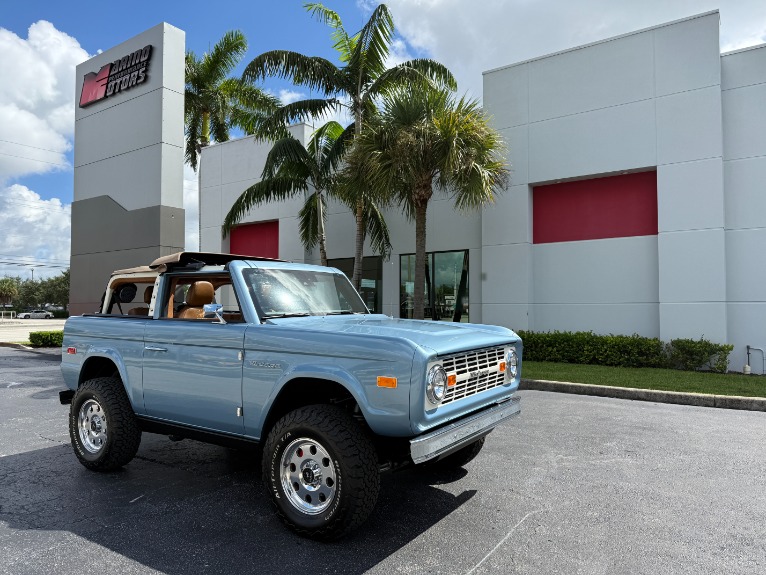 2023 Ford Bronco 2-Door Black Diamond's photo